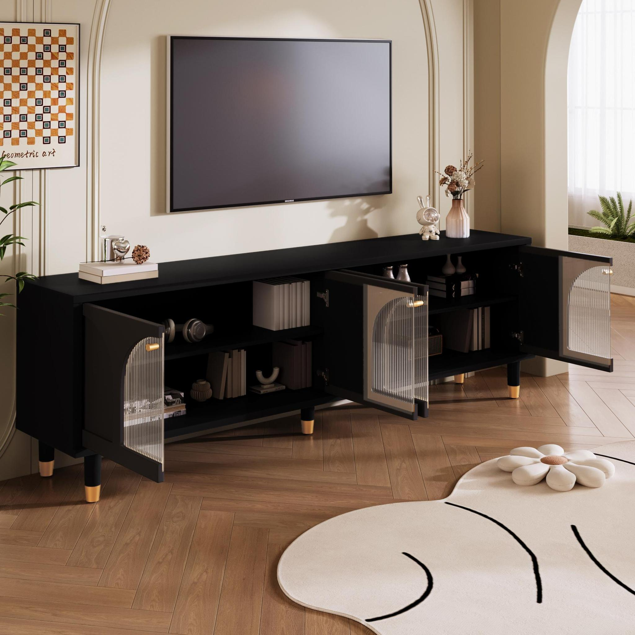 Wohnzimmer mit schwarzem Schrank, Fernseher, weißem Teppich und Kunst. Schrank hat Glastüren.
