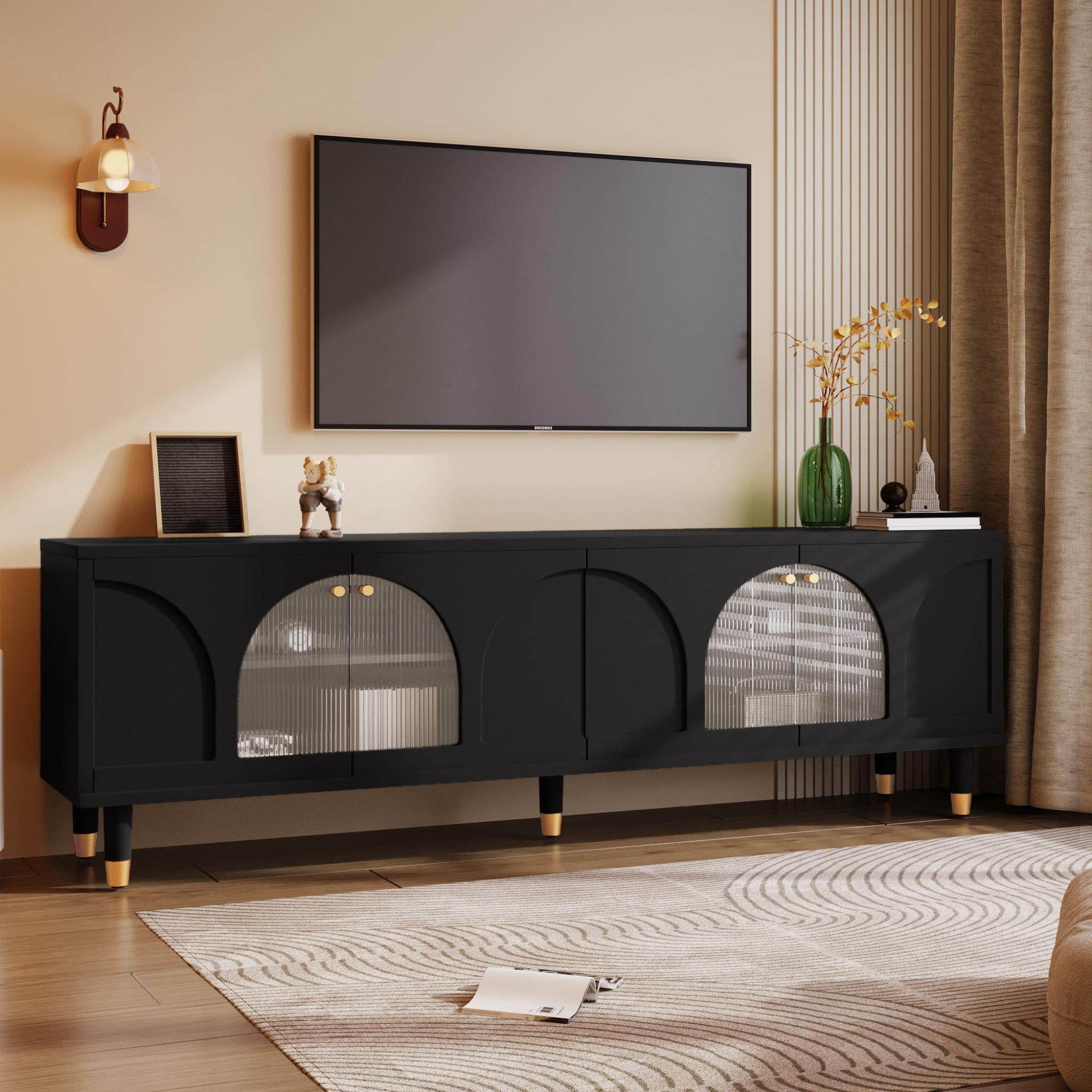 Ein schwarzer Schrank mit Glastüren und goldenen Akzenten. Oben steht ein Fernseher. Hintergrund Wandkunst.