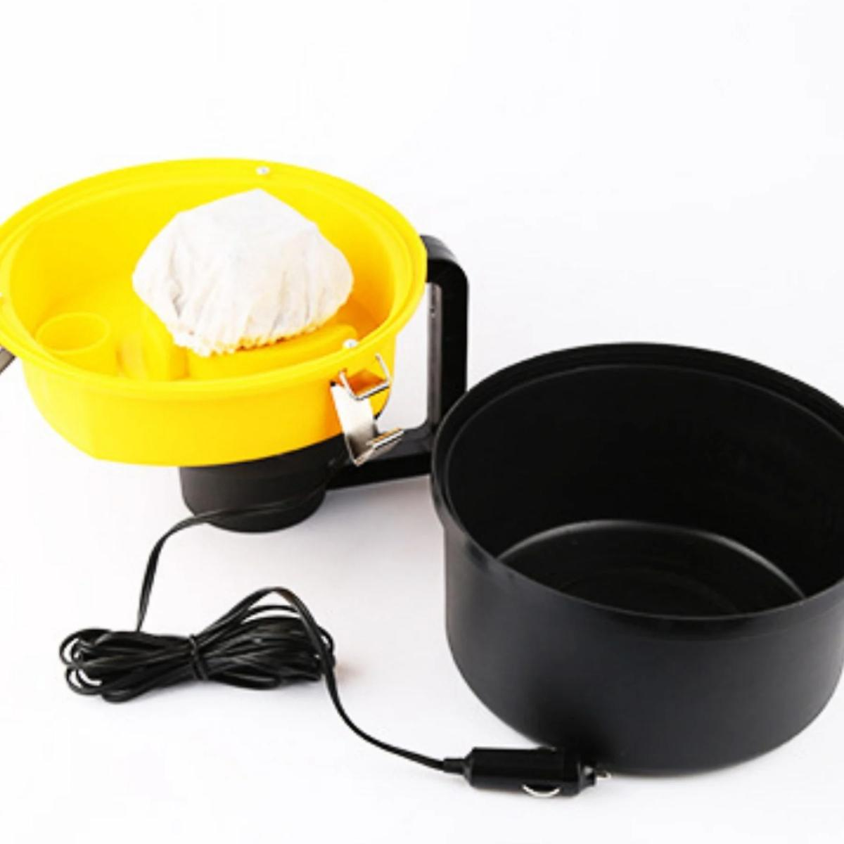 Gelber Behälter mit weißem Filter und schwarzem Behälter, mit schwarzem Kabel und Autostecker.