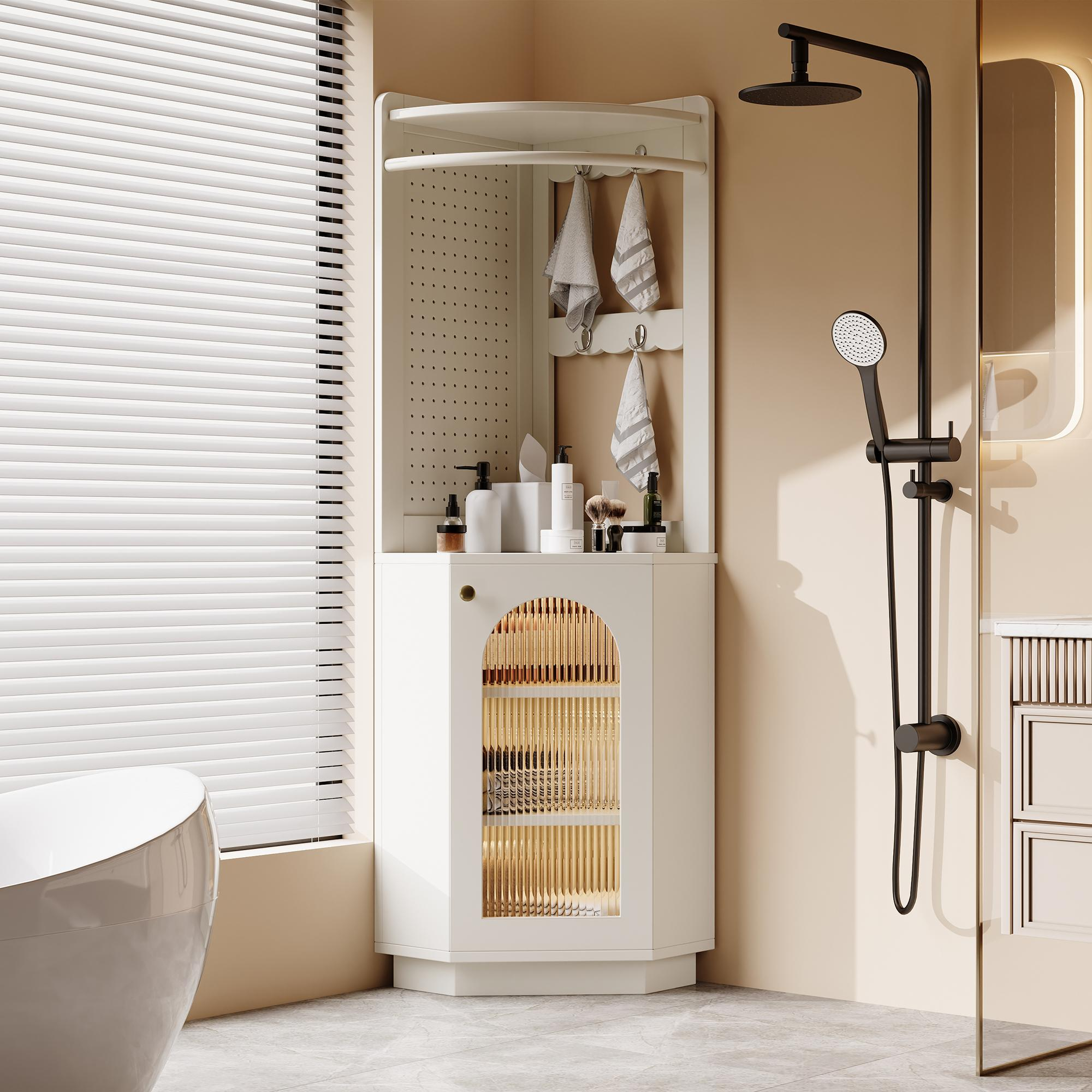 Eckschrank in einem Badezimmer, mit Dusche und Fenster. Weißer Schrank mit Regalen und Glastür.