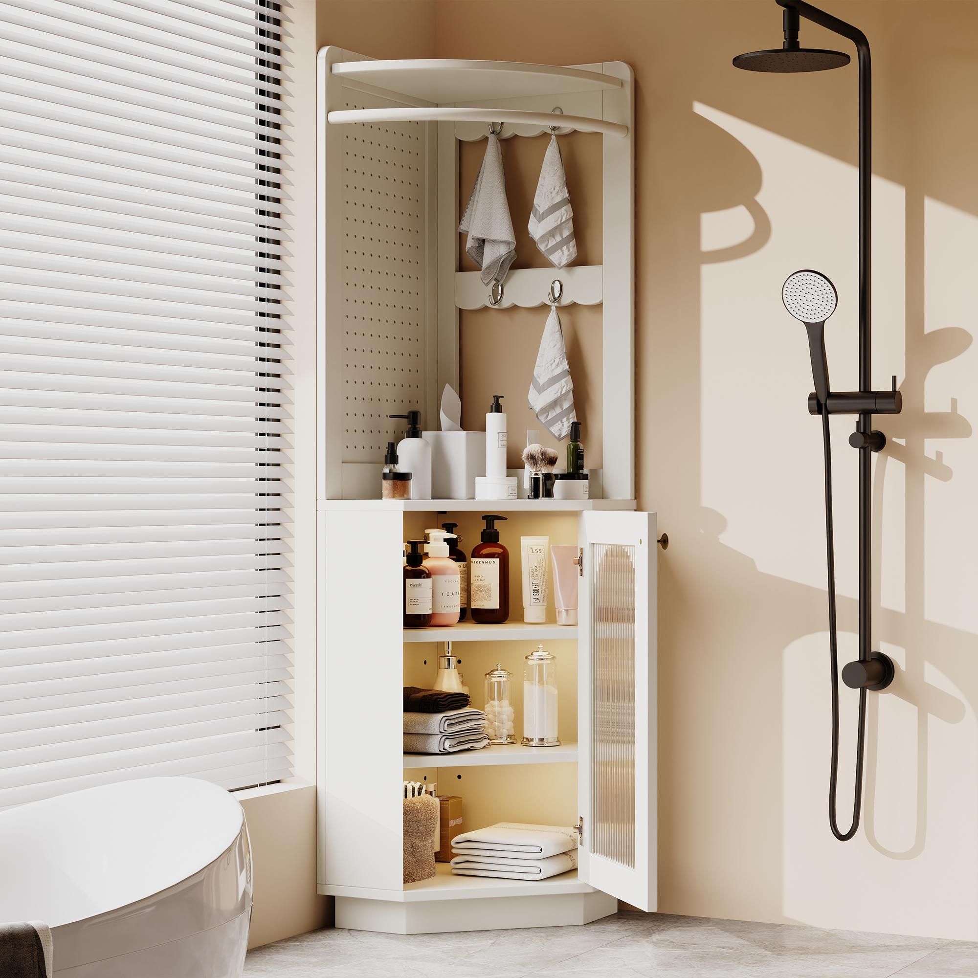 Weißer Eckschrank mit Handtüchern, Flaschen und Toilettenartikeln. Duschkopf rechts sichtbar.