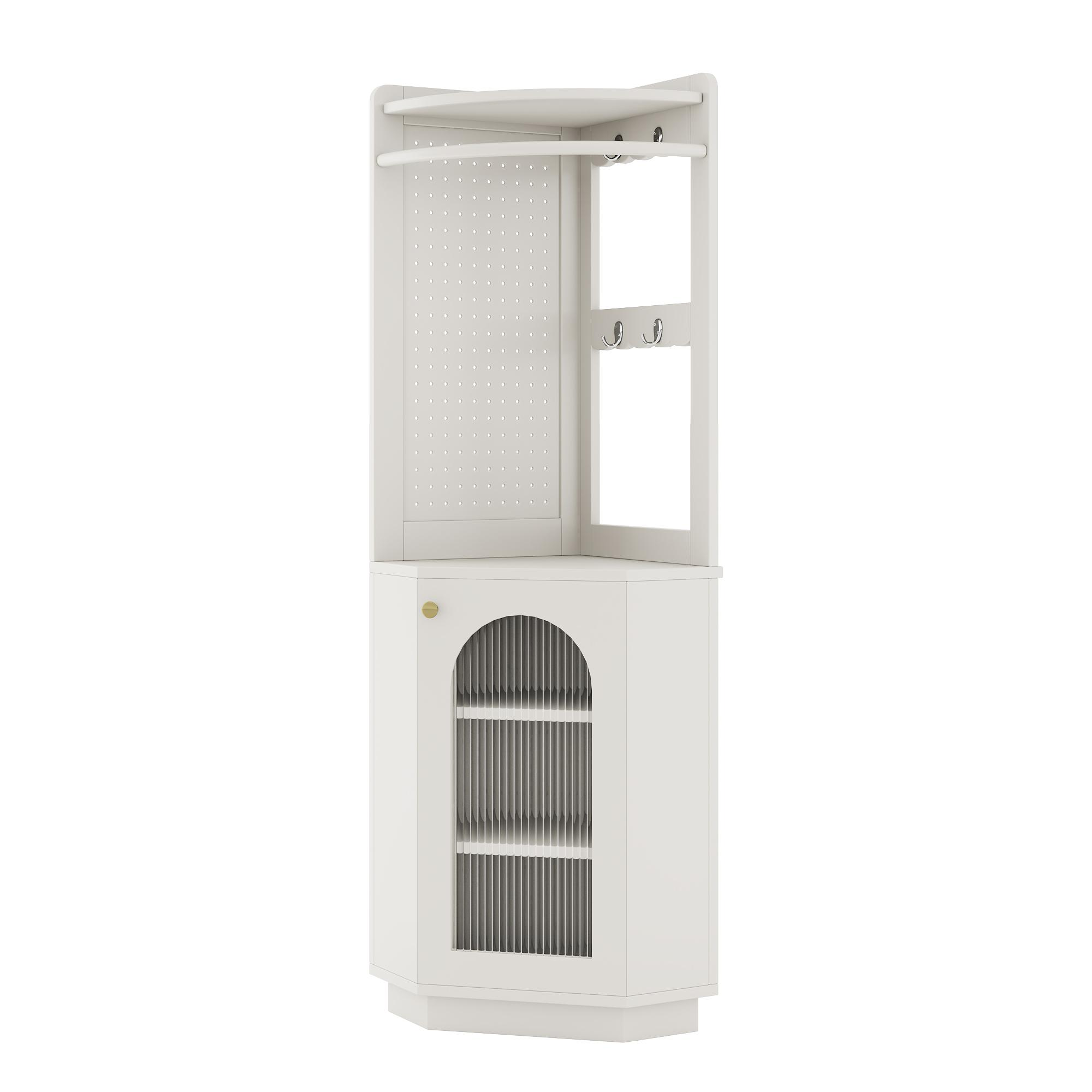 Weißer Eckschrank mit Regalen, Haken und einer Spiegeltür.