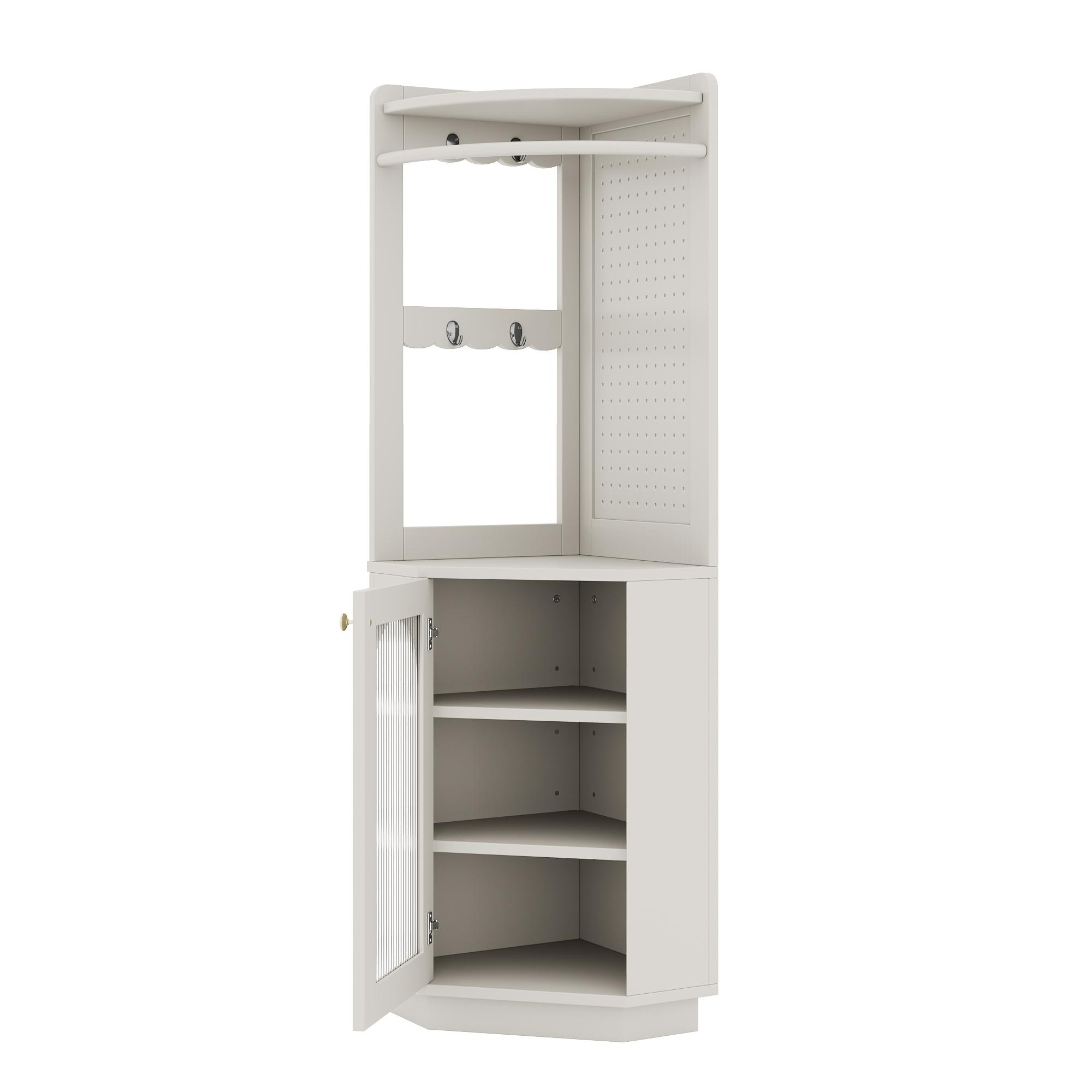 Ein weißer Eckschrank mit Spiegel, Haken und Regalen. Geöffnete Tür zeigt das Innere.