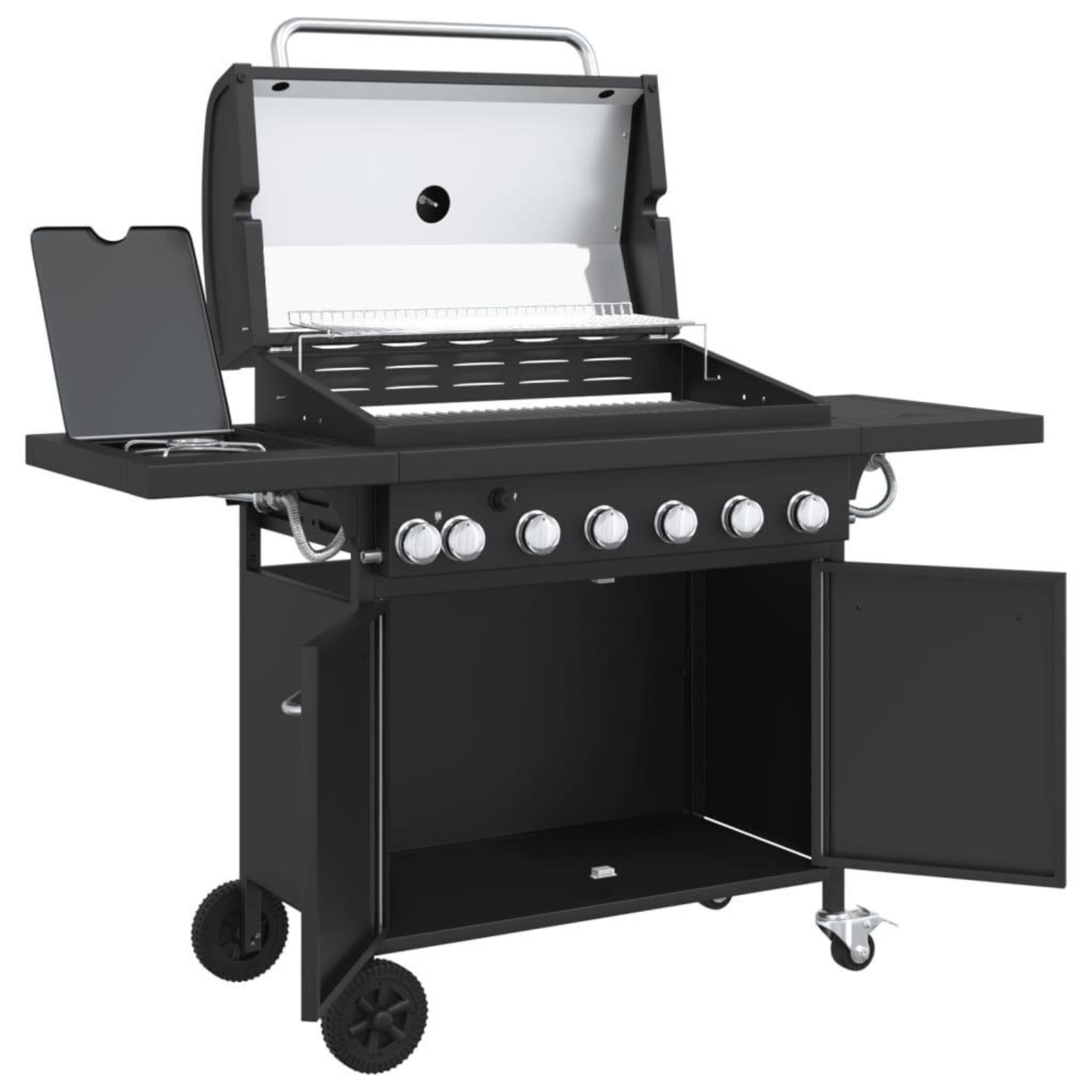 Schwarzer Außengrill mit offenem Deckel, Beistelltisch und Schrank mit offenen Türen.