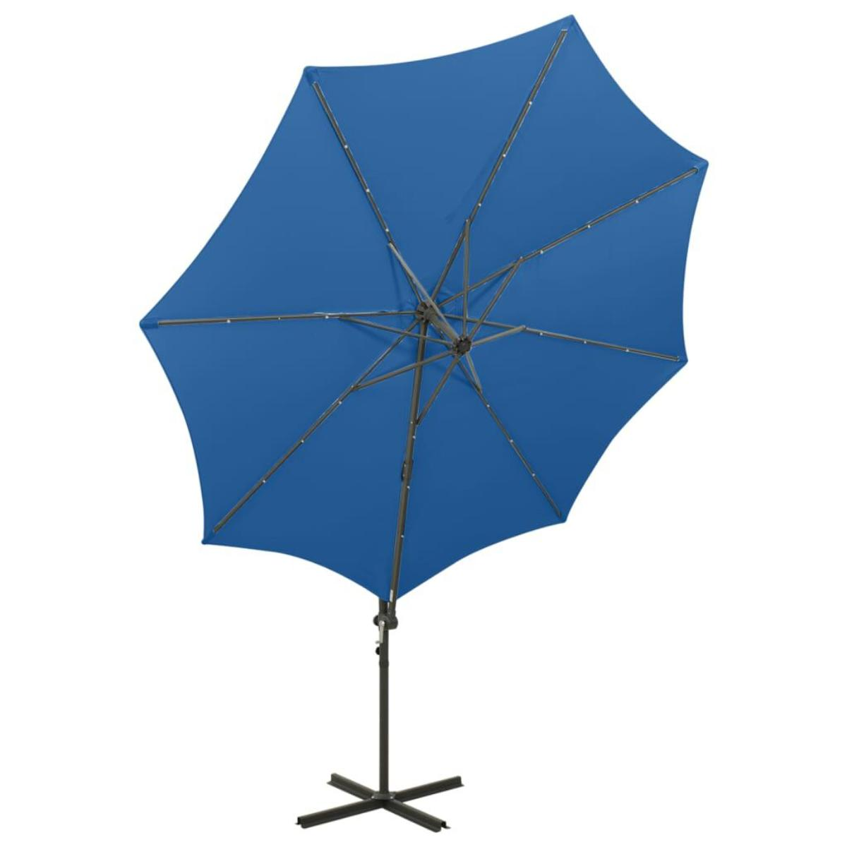 Blauer offener Sonnenschirm. Er hat ein Metallgestell und einen Ständer auf weißem Hintergrund.