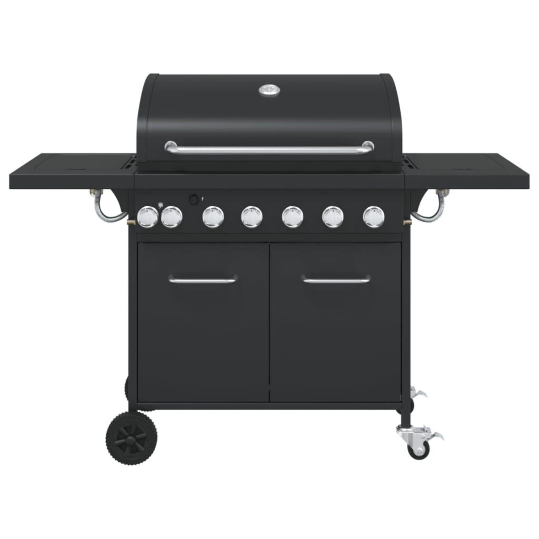 Schwarzer Außengrill mit zwei Seitenablagen, zwei Türen und einer Haube. Räder angebracht.