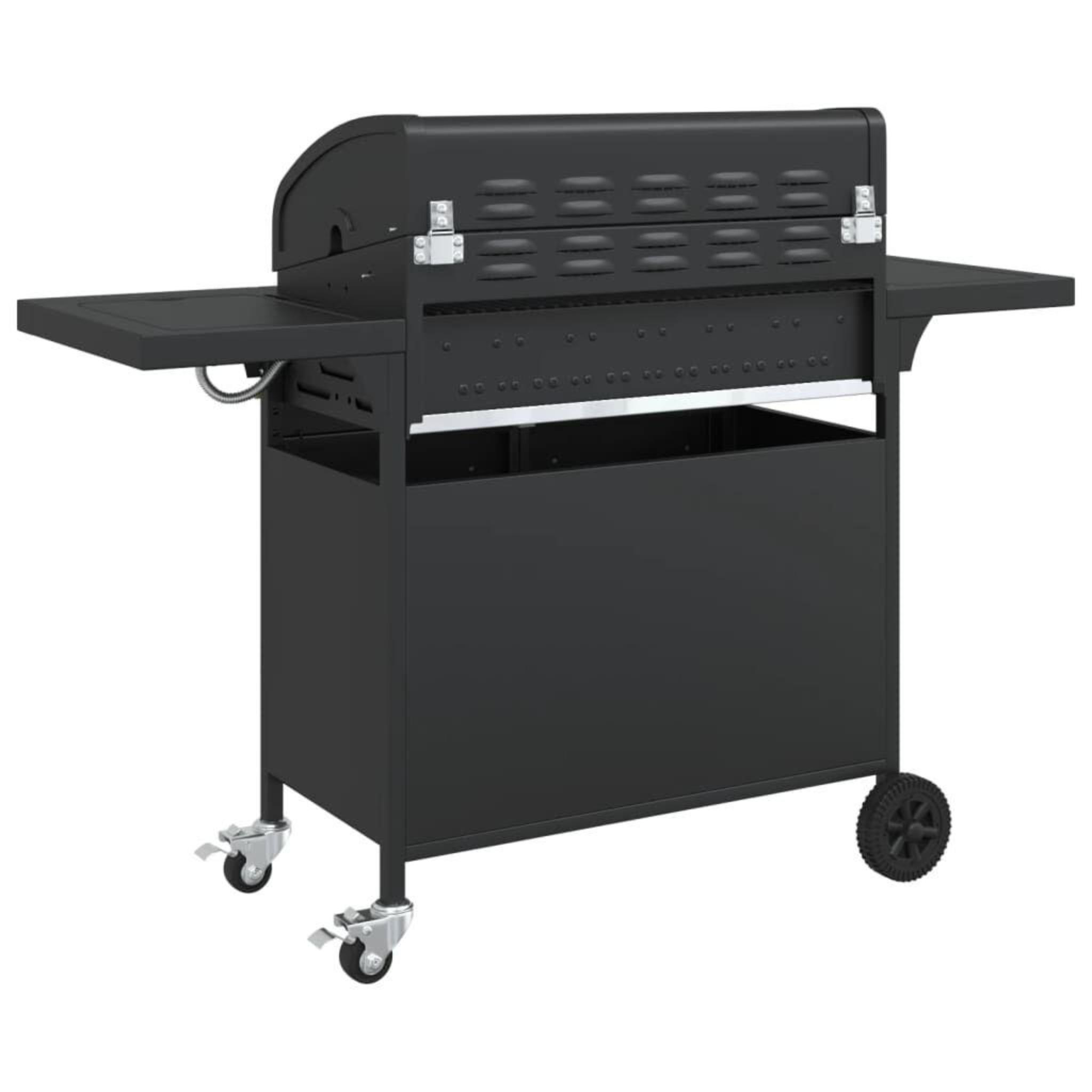 Schwarzer Außengrill auf Rädern, mit zwei Seitentischen und einem Schrank.