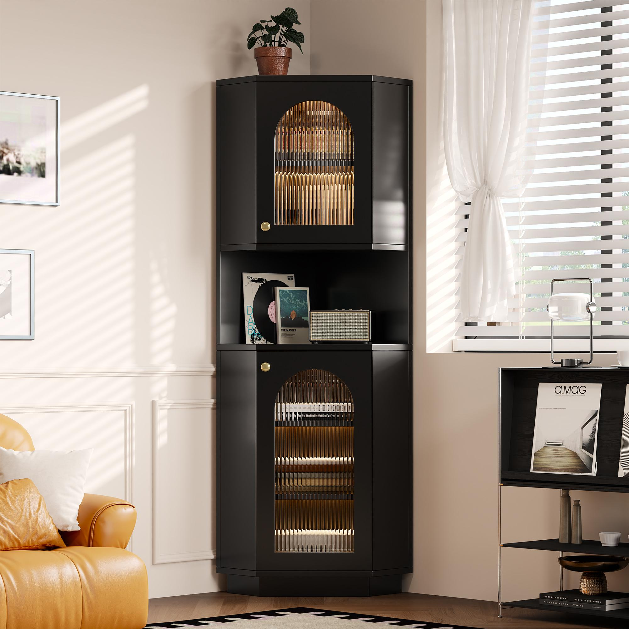 Schwarzer Eckschrank mit Glastüren. Artikel im Inneren sind Bücher und dekorative Objekte.
