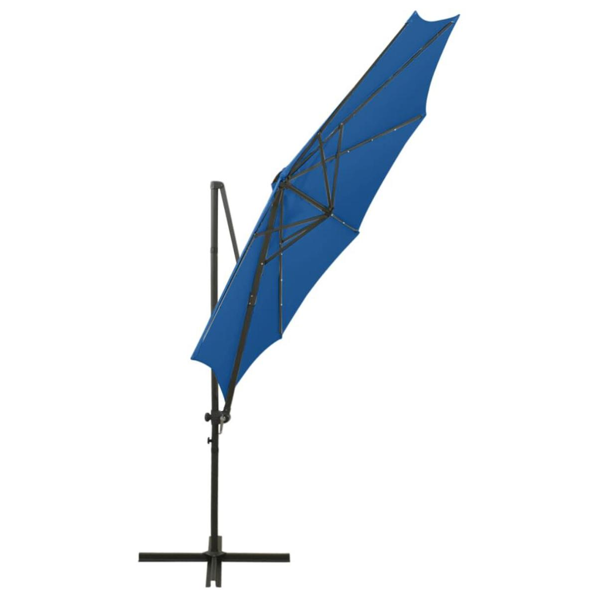 Ein blauer Ausleger-Sonnenschirm vor weißem Hintergrund mit schwarzem Mast und Fuß.