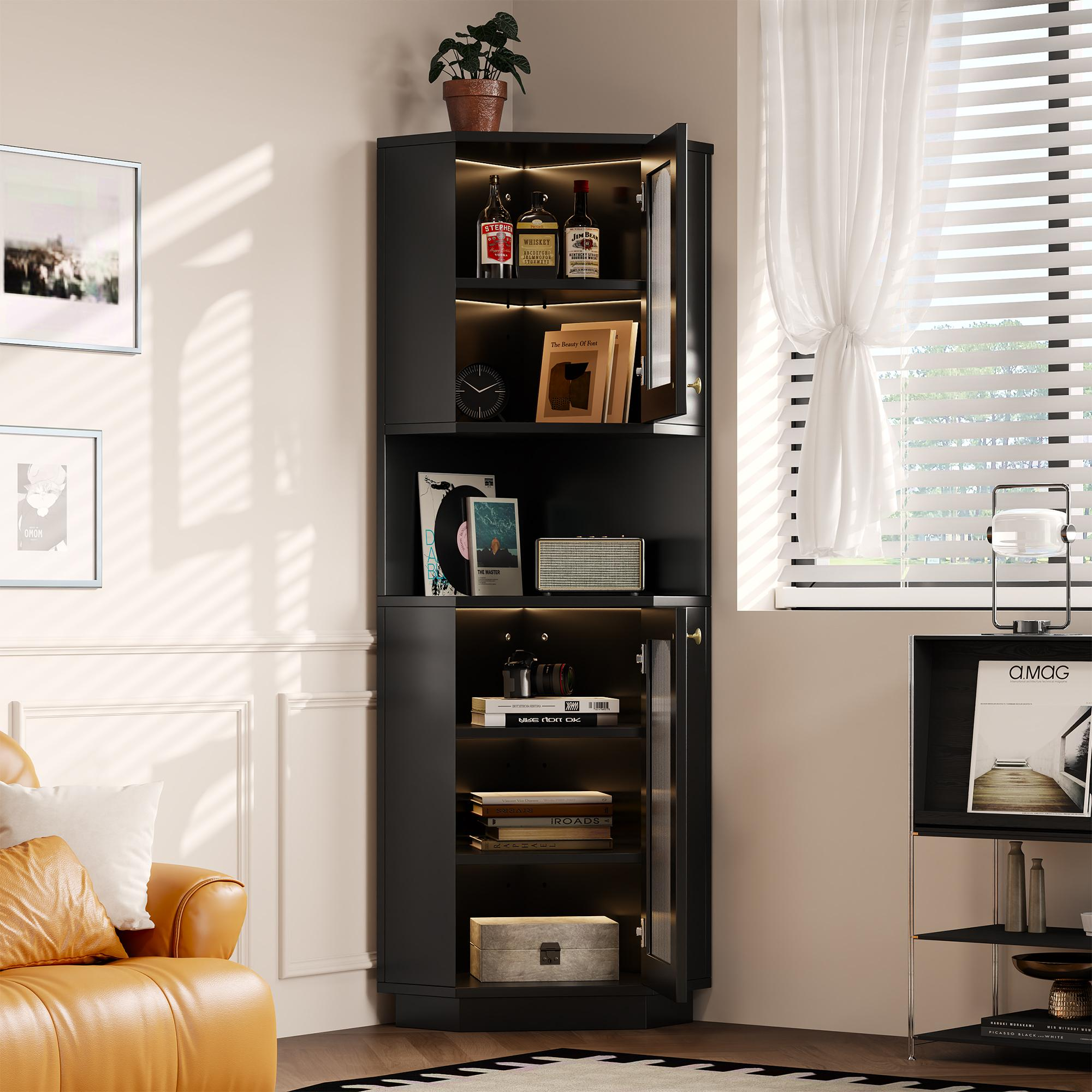 Eckschrank mit Regalen und Glastüren. Bücher und Flaschen innen. Der Innenraum ist beleuchtet.