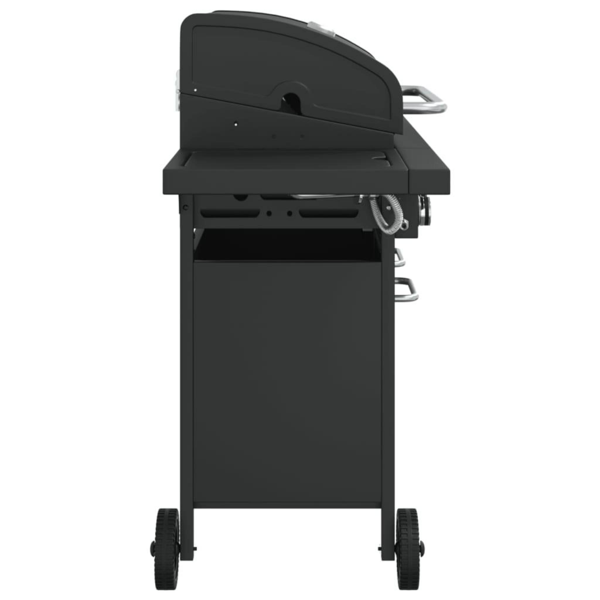 Ein schwarzer Grill auf Rädern, Seitenansicht. Zu den Merkmalen gehören ein Deckel, ein seitliches Regal und ein Aufbewahrungsschrank.