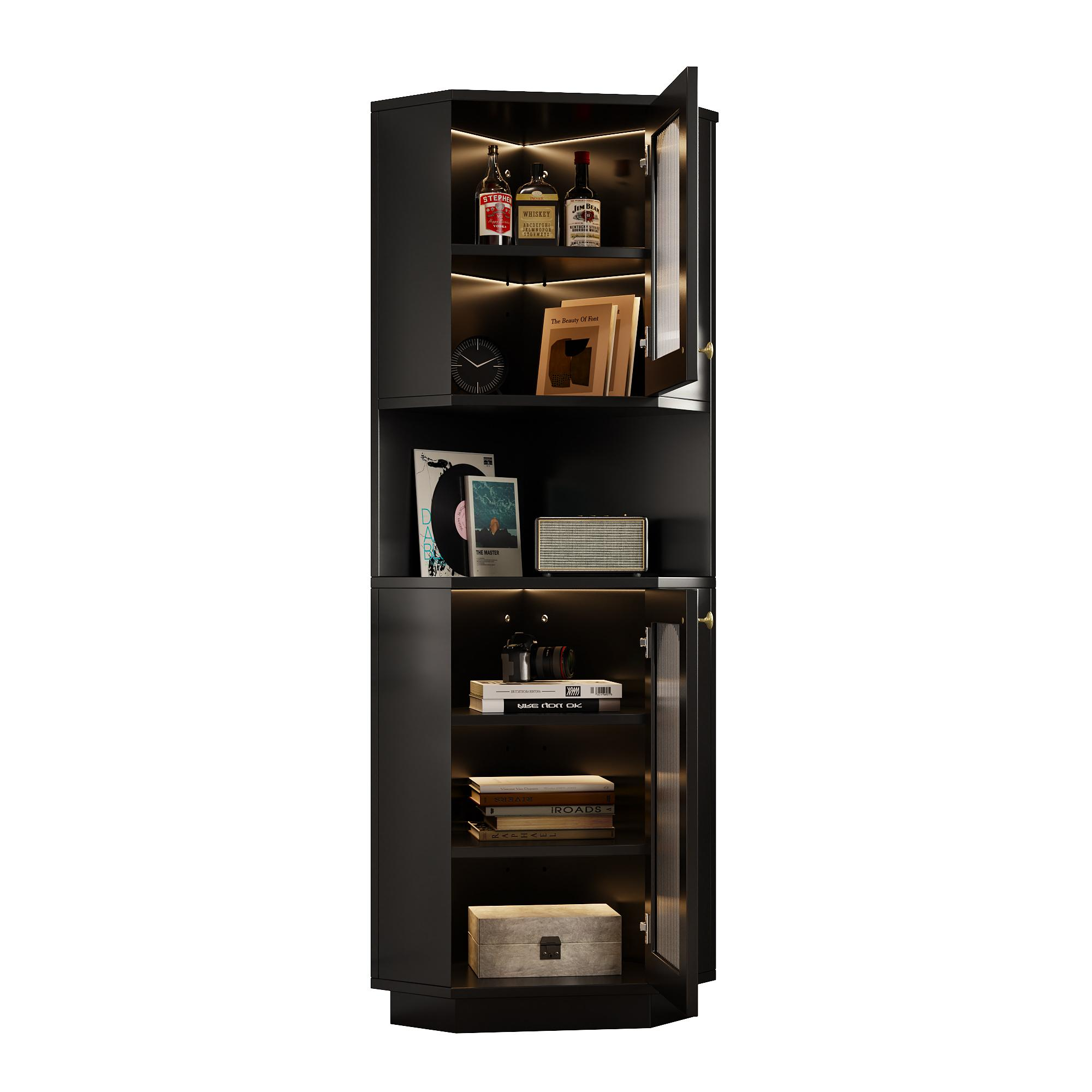 Schwarzer Eckschrank mit Glastüren, Regalen und Innenbeleuchtung. Flaschen, Bücher und Dekorationen werden ausgestellt.