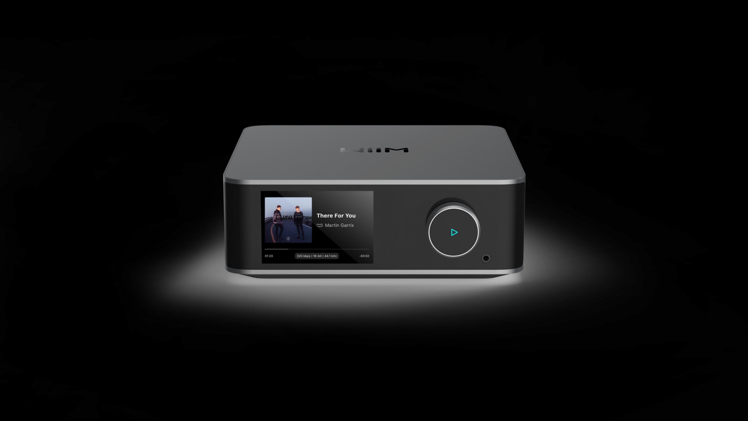 Ein schwarzer Audio-Receiver mit einem Bildschirm, der eine Musik-Player-Oberfläche anzeigt.