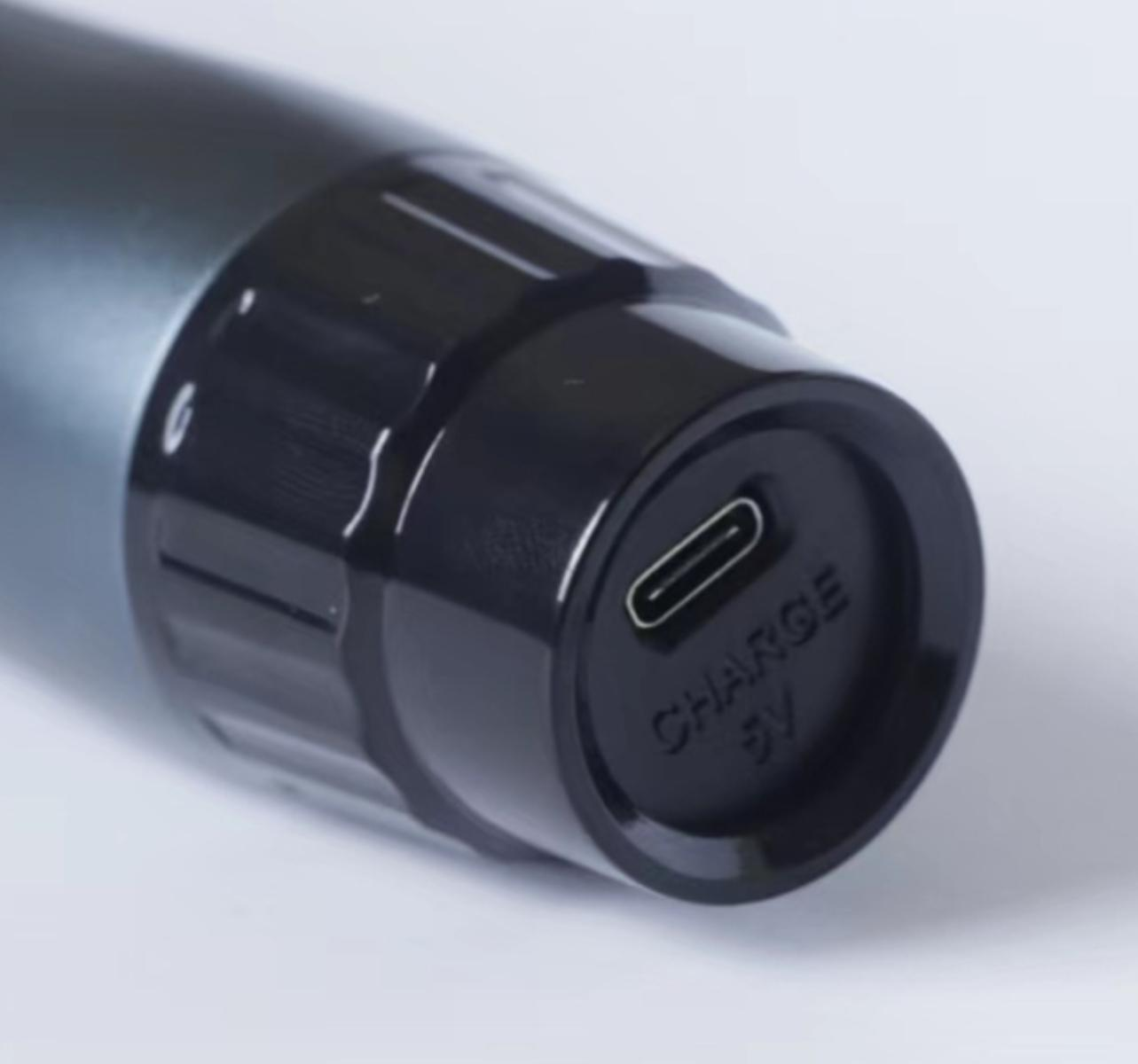 Nahaufnahme des Ladeanschlusses eines schwarzen Geräts, beschriftet mit 'CHARGE 5V'.