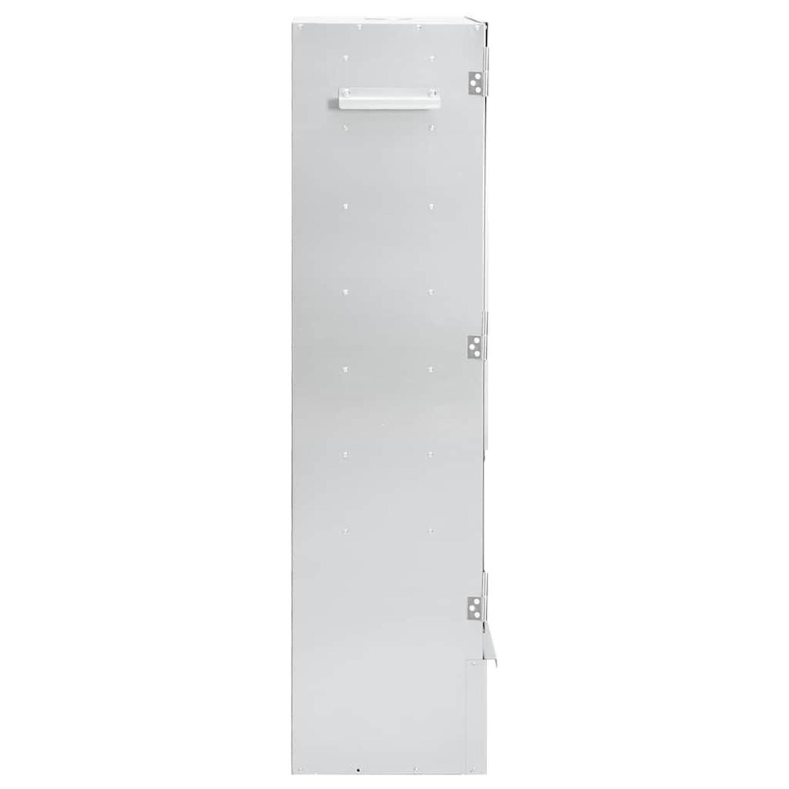 Ein hoher, weißer Schrank mit Griff und zahlreichen kleinen, quadratischen Löchern.
