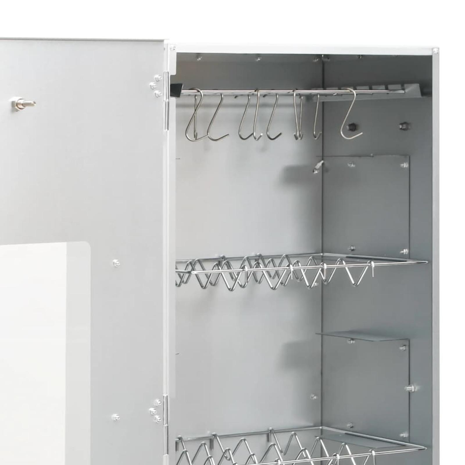 Im Schrank halten Metallregale verschiedene Gegenstände, darunter Haken.