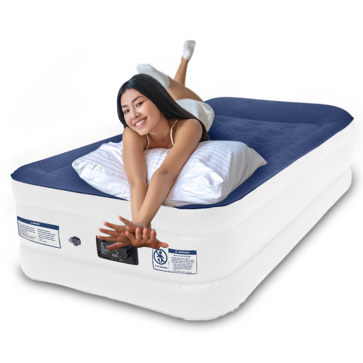 Vrouw ligt op blauw-witte opblaasbare matras, lachend. Wit kussen. Waarschuwingen op zijkant. Witte achtergrond.