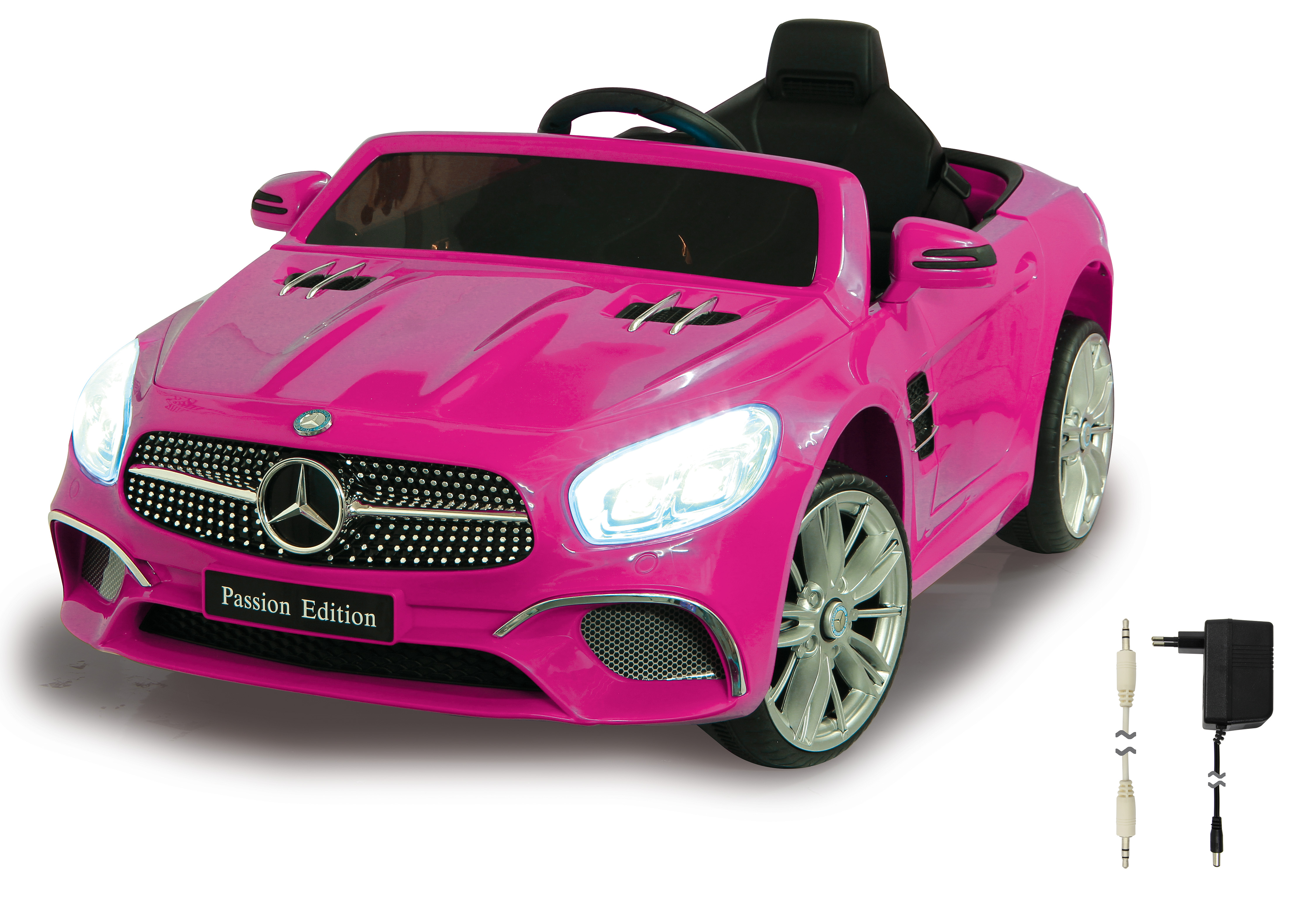 Rosa Spielzeugauto mit schwarzem Sitz. Silberne Räder. Weißer Hintergrund. Ladegerät.