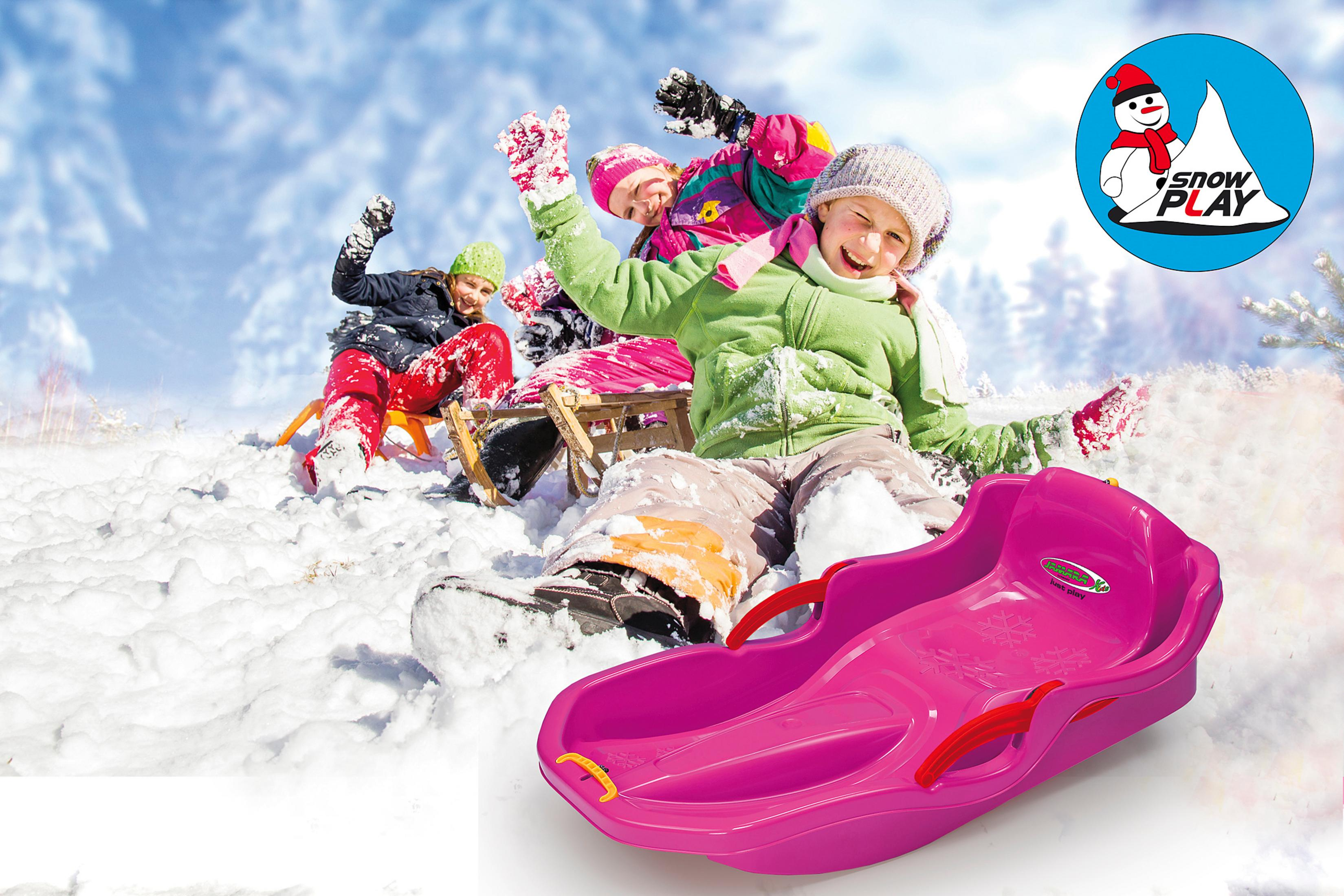 Dzieci na zaśnieżonym wzgórzu z różowymi sankami. Logo Snow Play.