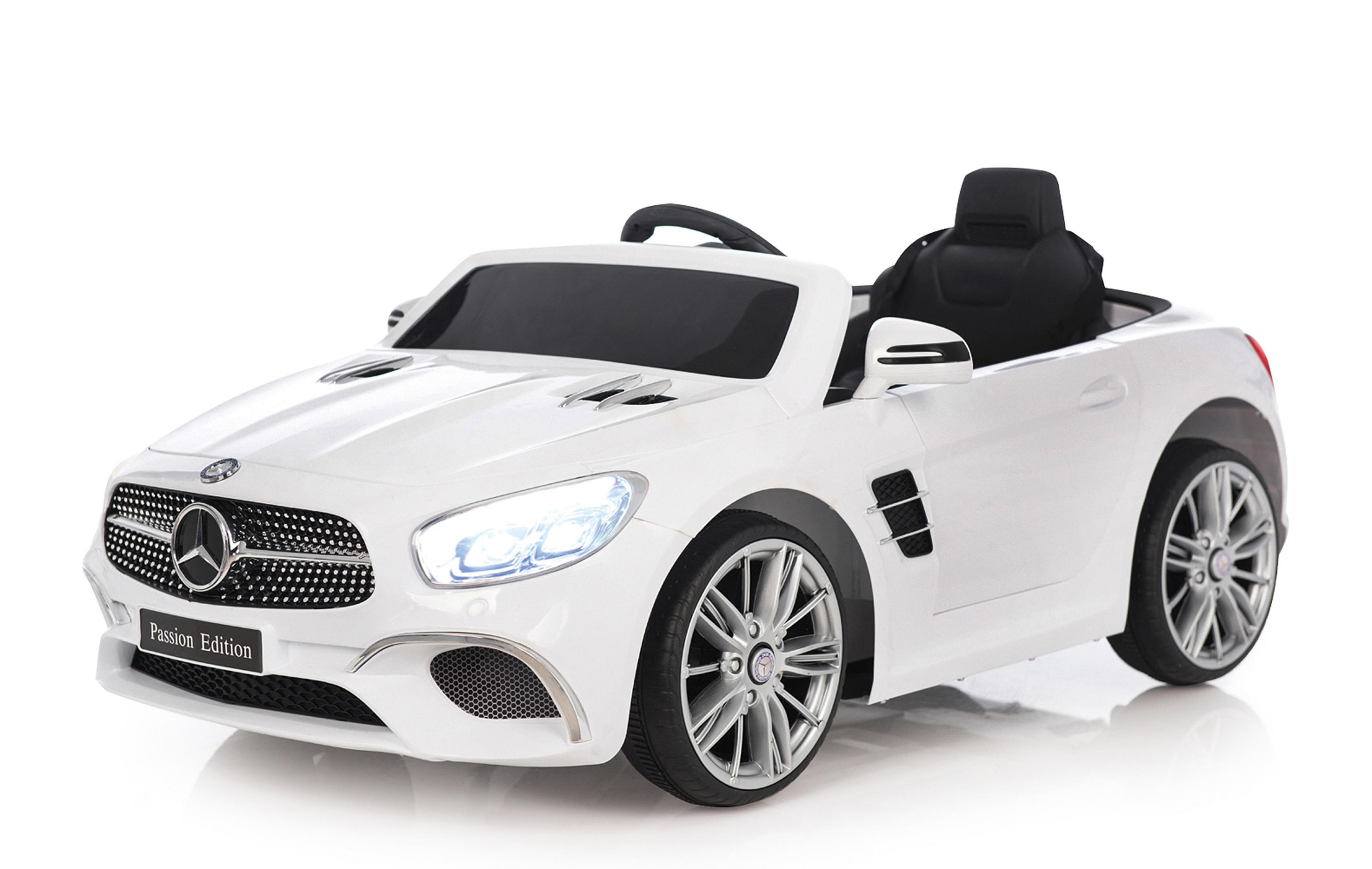 Weißes Spielzeugauto mit schwarzem Sitz. Silberne Räder. Weißer Hintergrund.