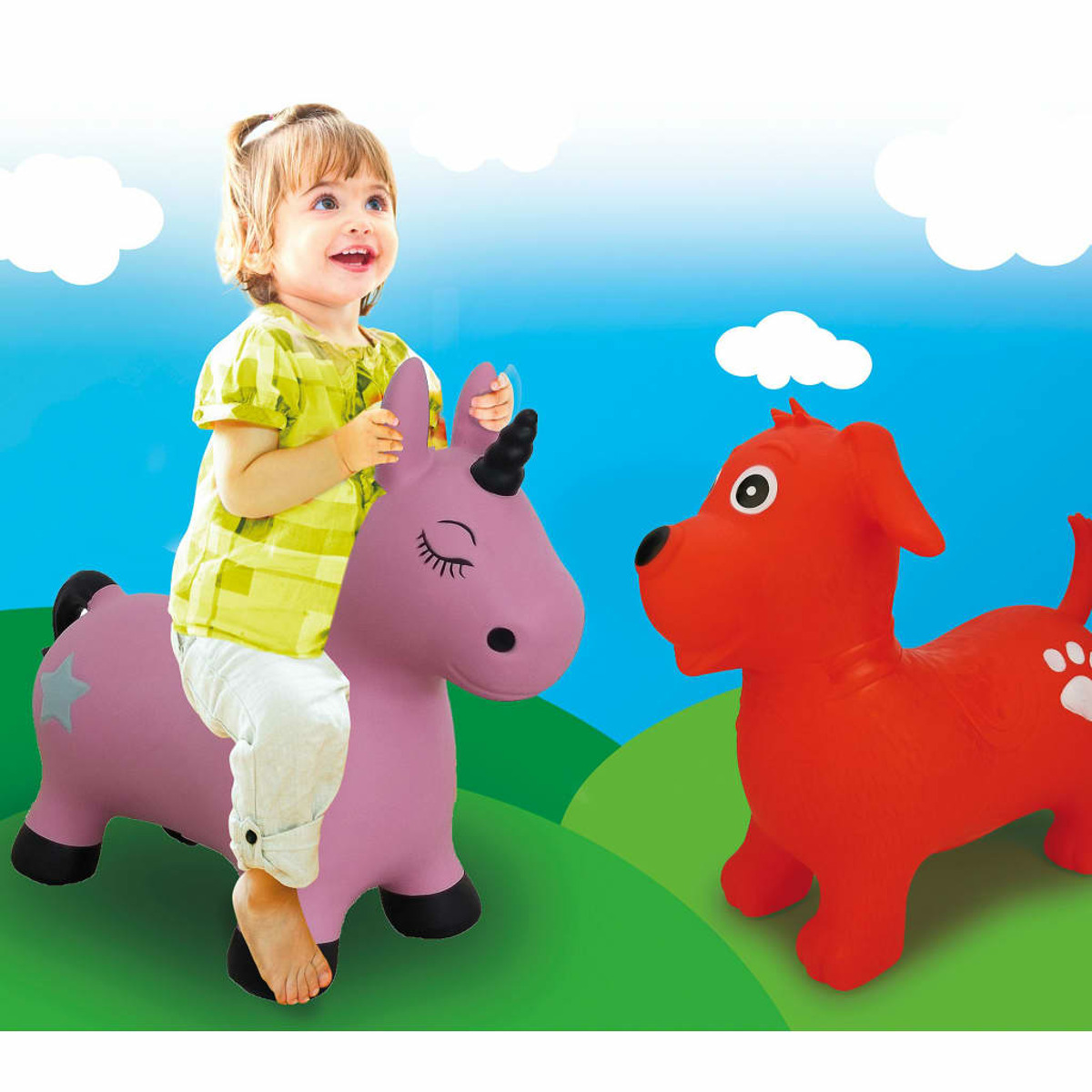 Un bambino rimbalza su un giocattolo unicorno rosa, con un cane rosso a destra.