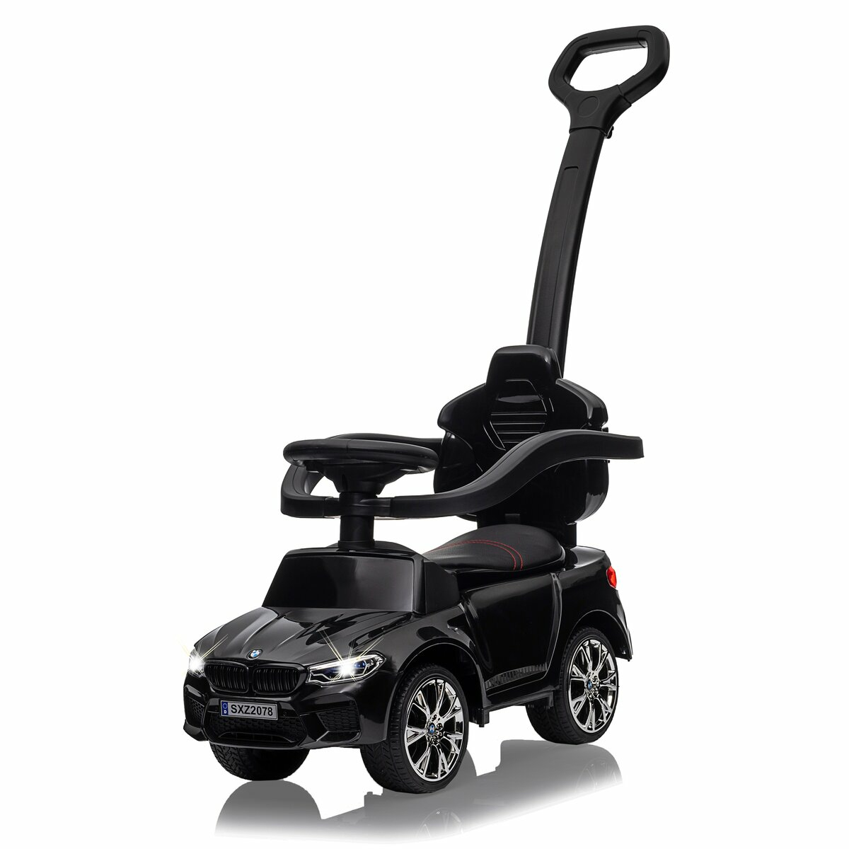 Auto giocattolo nera con maniglia. Vista frontale. Logo BMW. Sfondo bianco. Fari accesi.