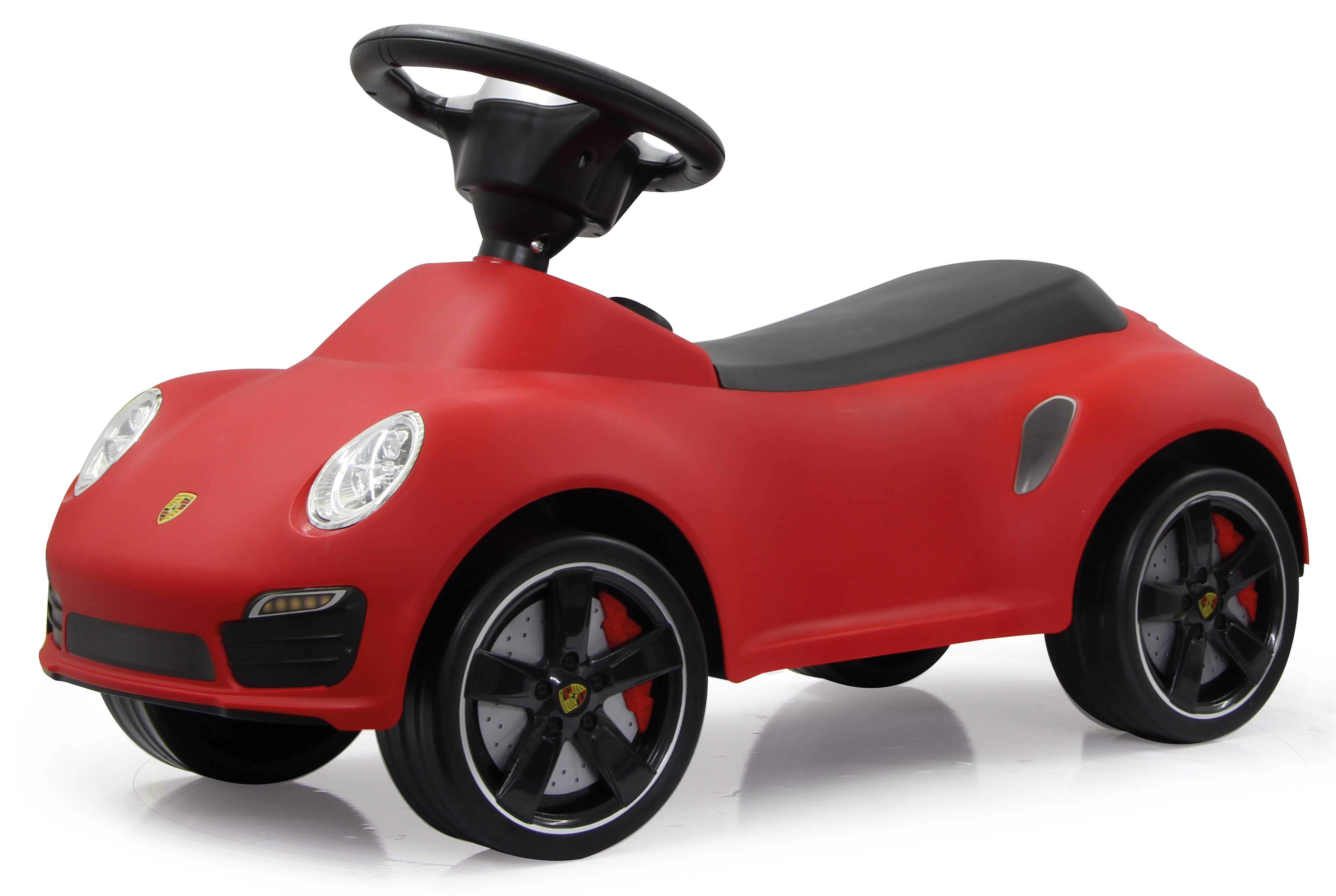 Coche de juguete Porsche rojo. Ruedas negras. Fondo blanco.