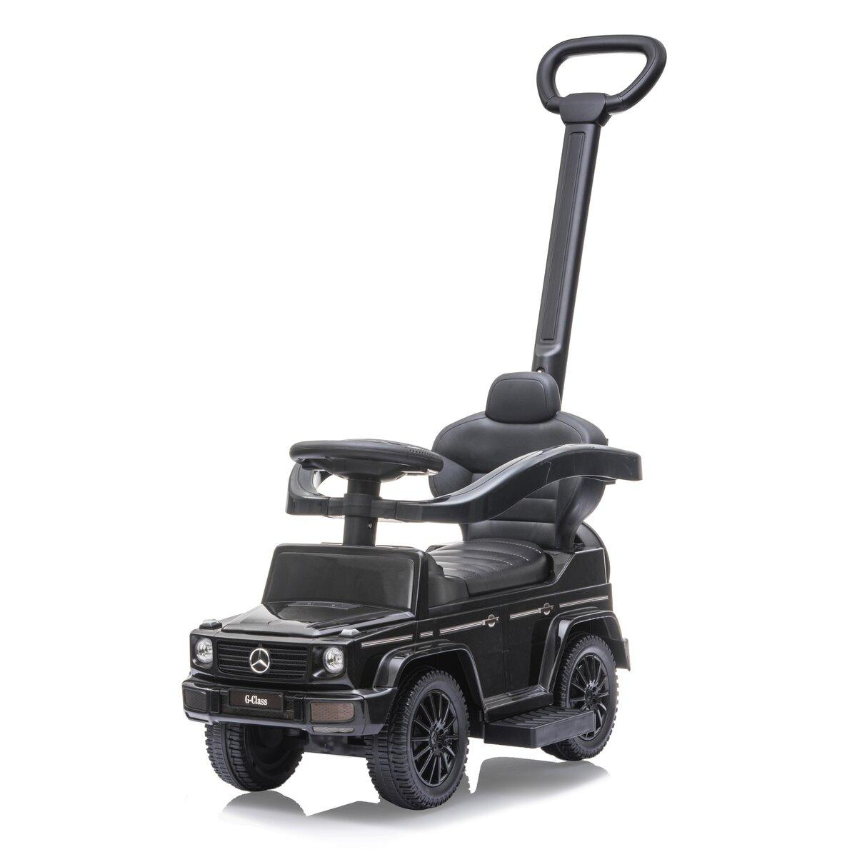 Schwarzes Spielzeugauto mit Schiebegriff. Es hat Räder und einen Sitz, Vorderansicht.