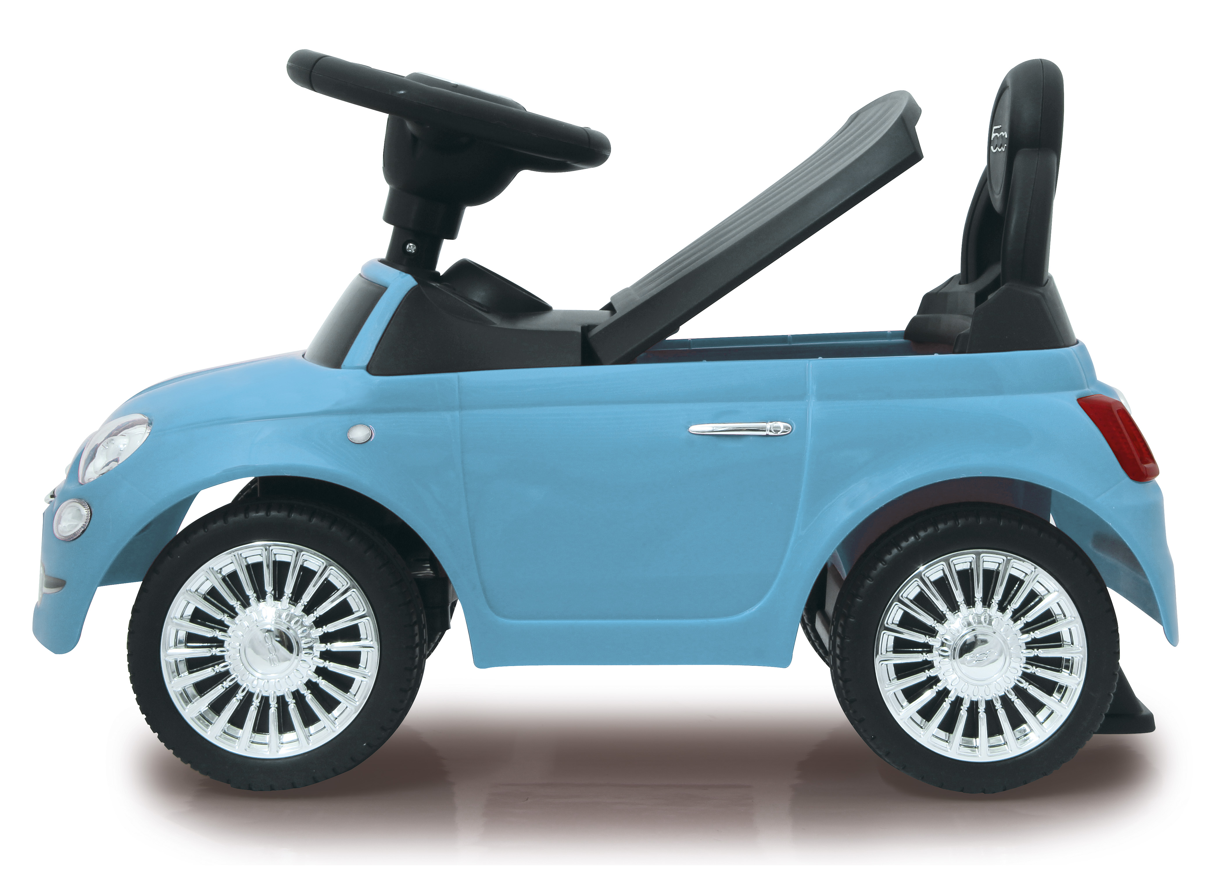 Jasnoniebieski jeździk z czarnymi akcentami. Widoczna kierownica, siedzenie i koła.