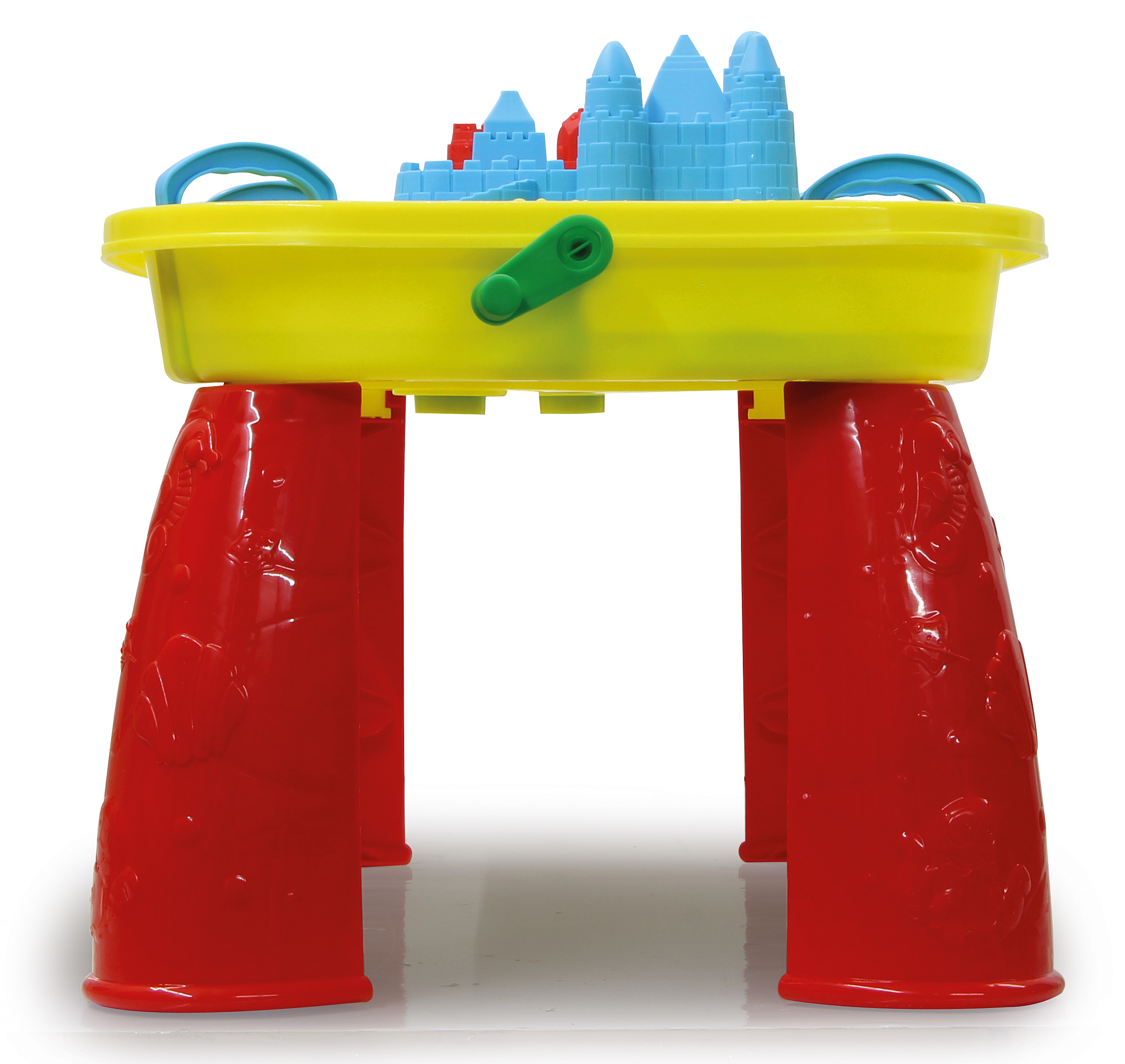 Stół do piasku z zamkami z piasku i zabawkami. Stół ma w sobie niebieskie i zielone zabawki. Czerwone nogi podtrzymują stół.