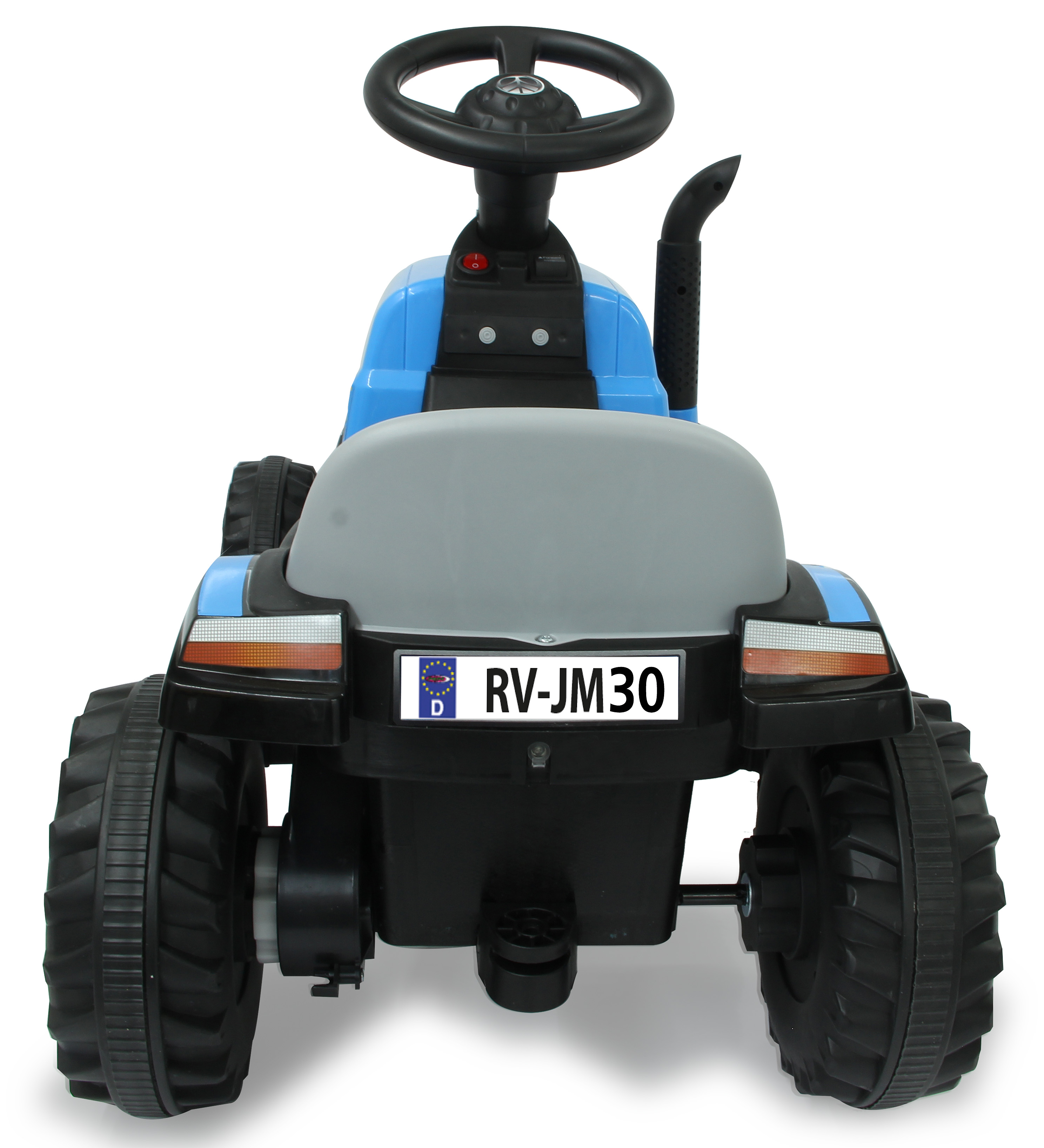 Vista trasera de un tractor de juguete New Holland azul con matrícula. Fondo blanco.