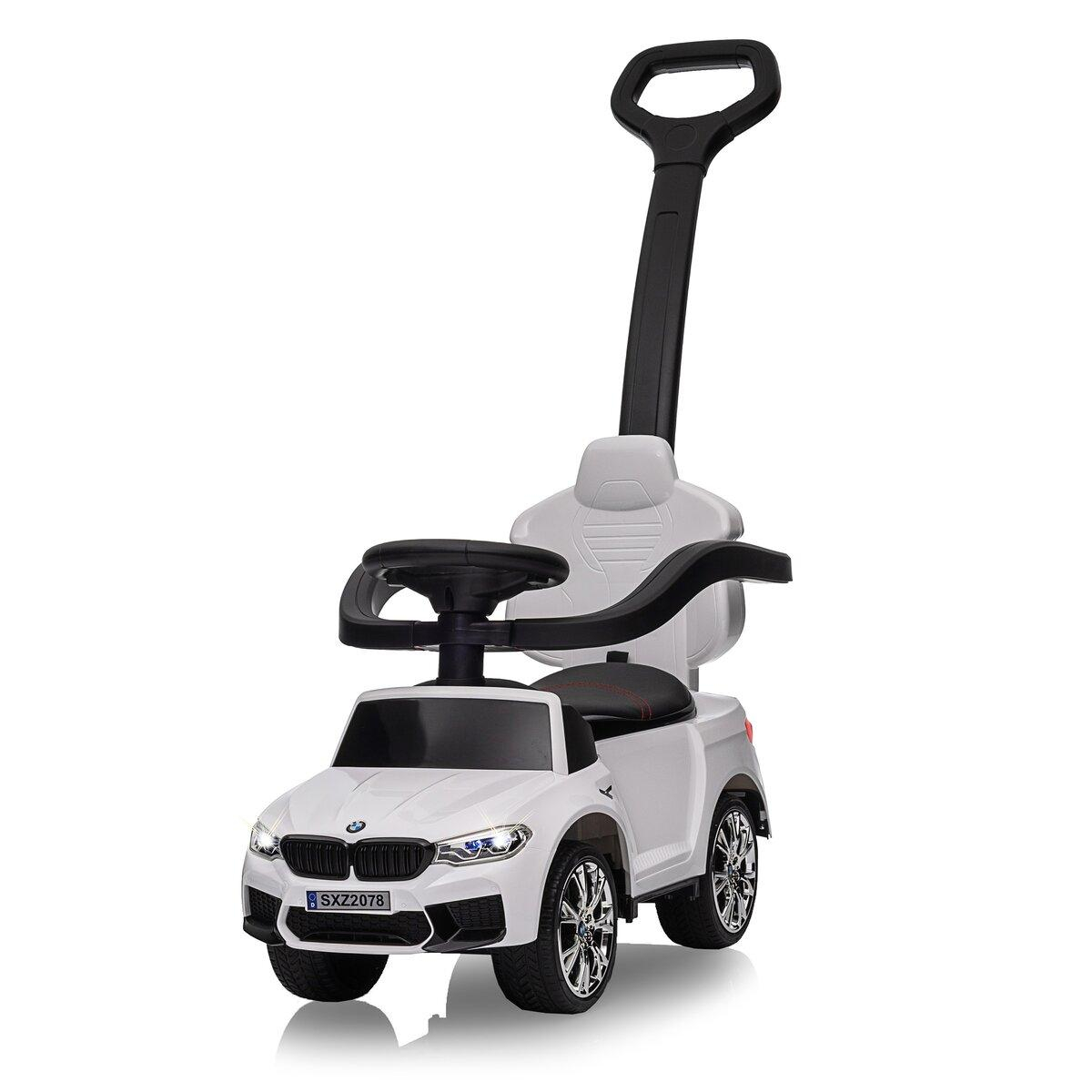 Macchina giocattolo BMW bianca con maniglia e sedile neri, ruote cromate. Sfondo bianco.
