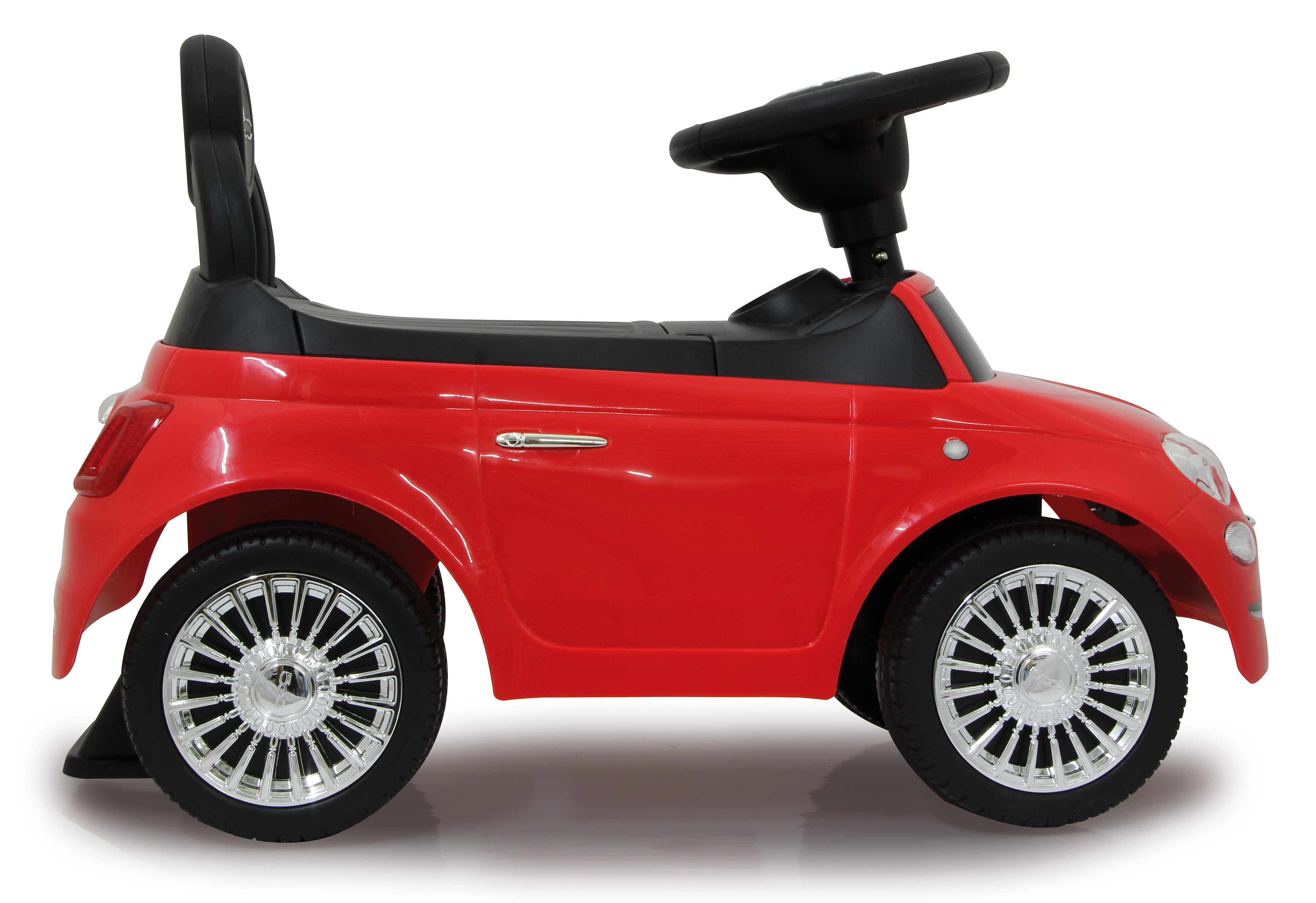 Widok z boku czerwonego samochodzika. Czarne oparcie, czarny uchwyt. Chromowane koła. Białe tło.