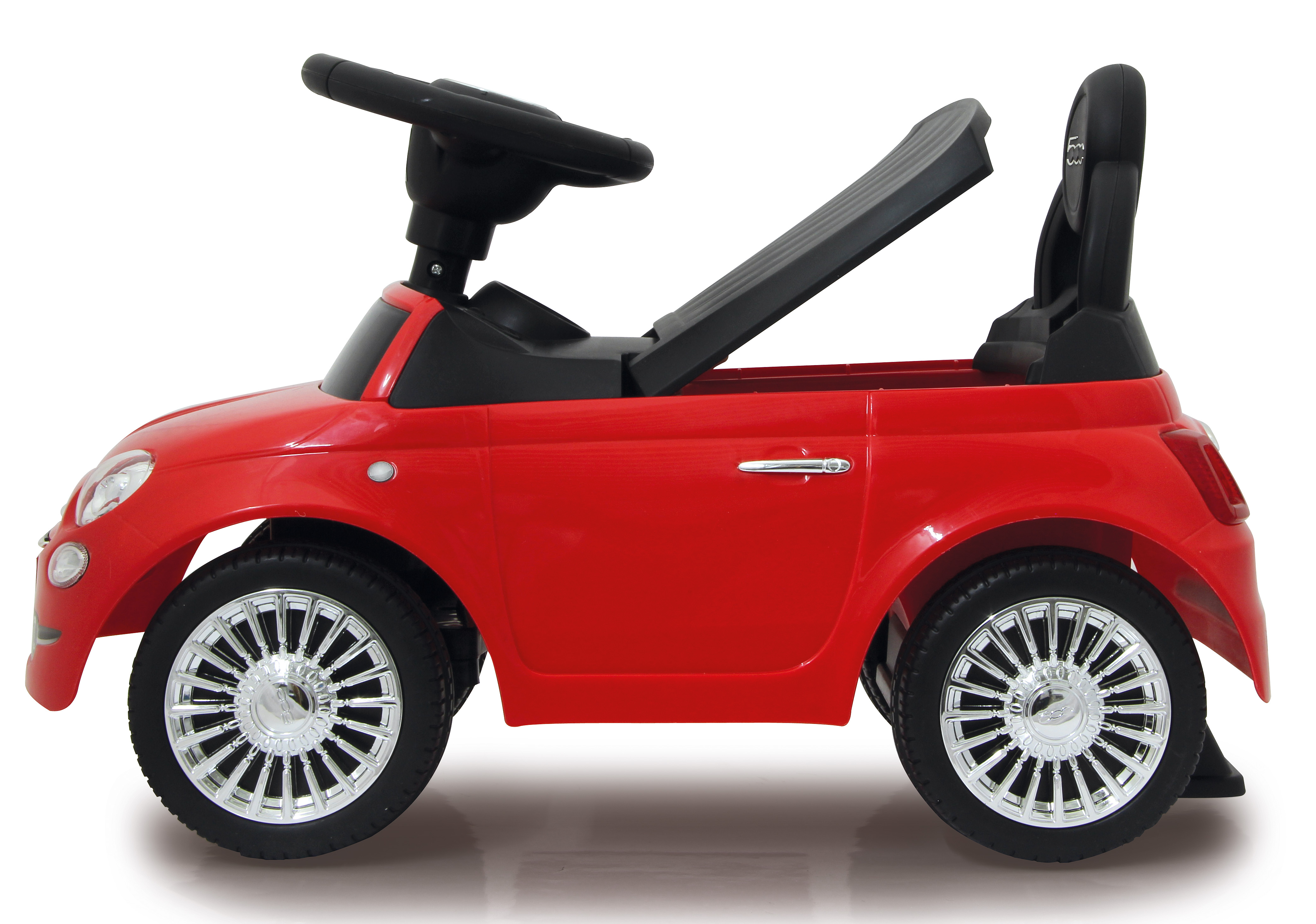 Czerwony samochodzik z czarną kierownicą, kołami i siedzeniem. Białe tło.