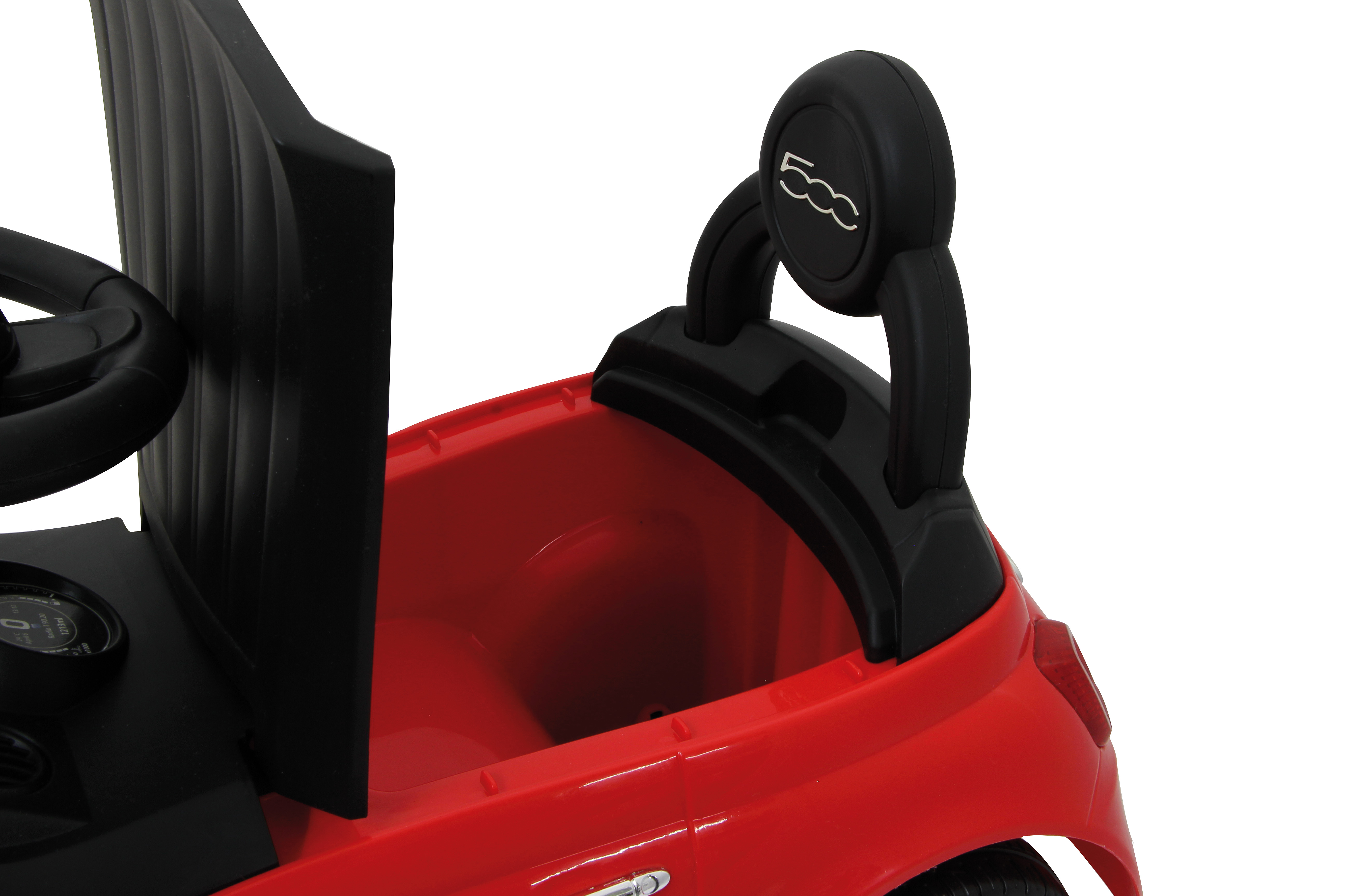 Widok z tyłu czerwonego samochodzika. Czarne oparcie, kierownica i logo 500. Na białym tle.