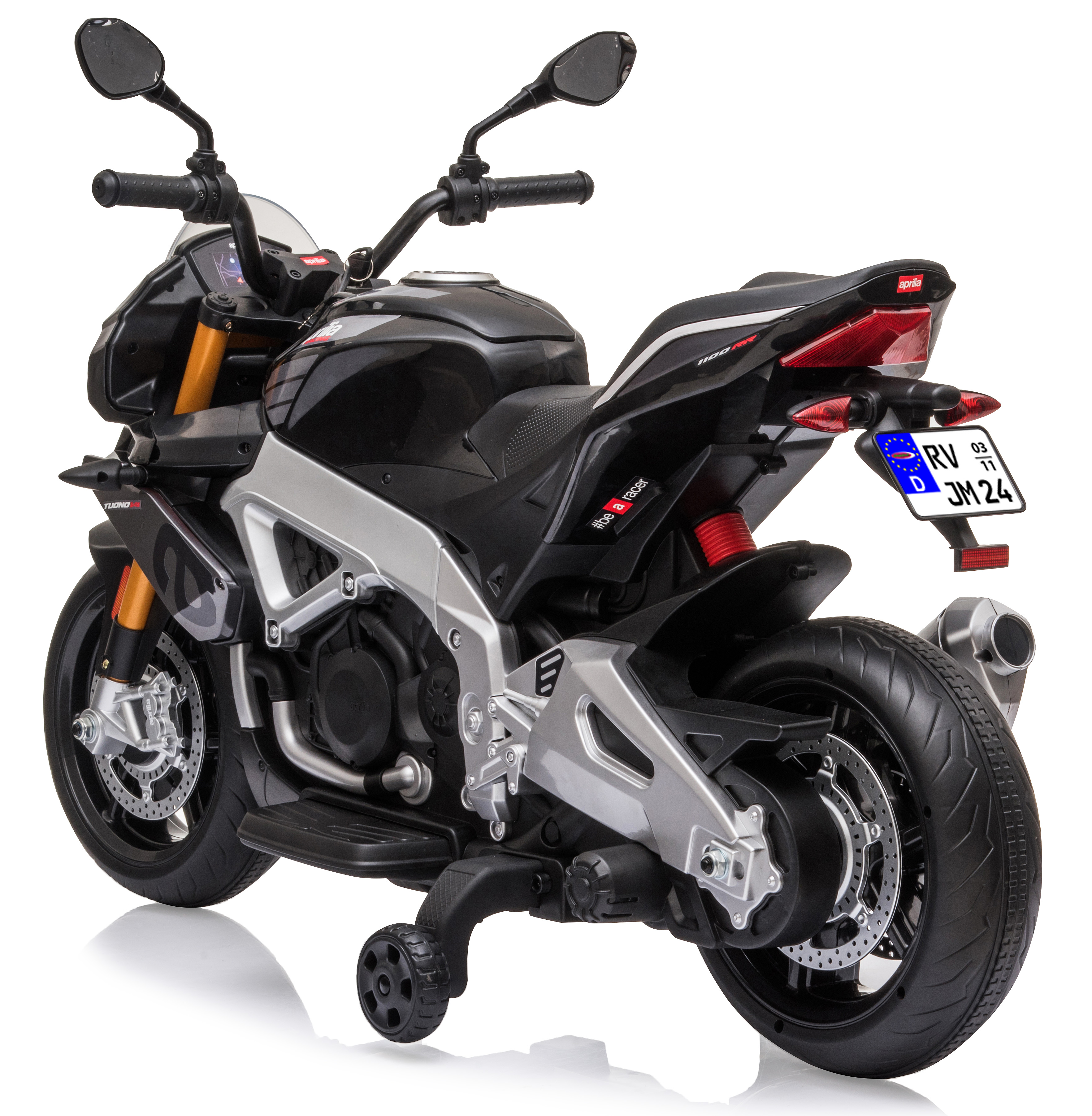 Vista posteriore di una moto giocattolo nera e grigia su superficie bianca. Ha rotelle e targa.