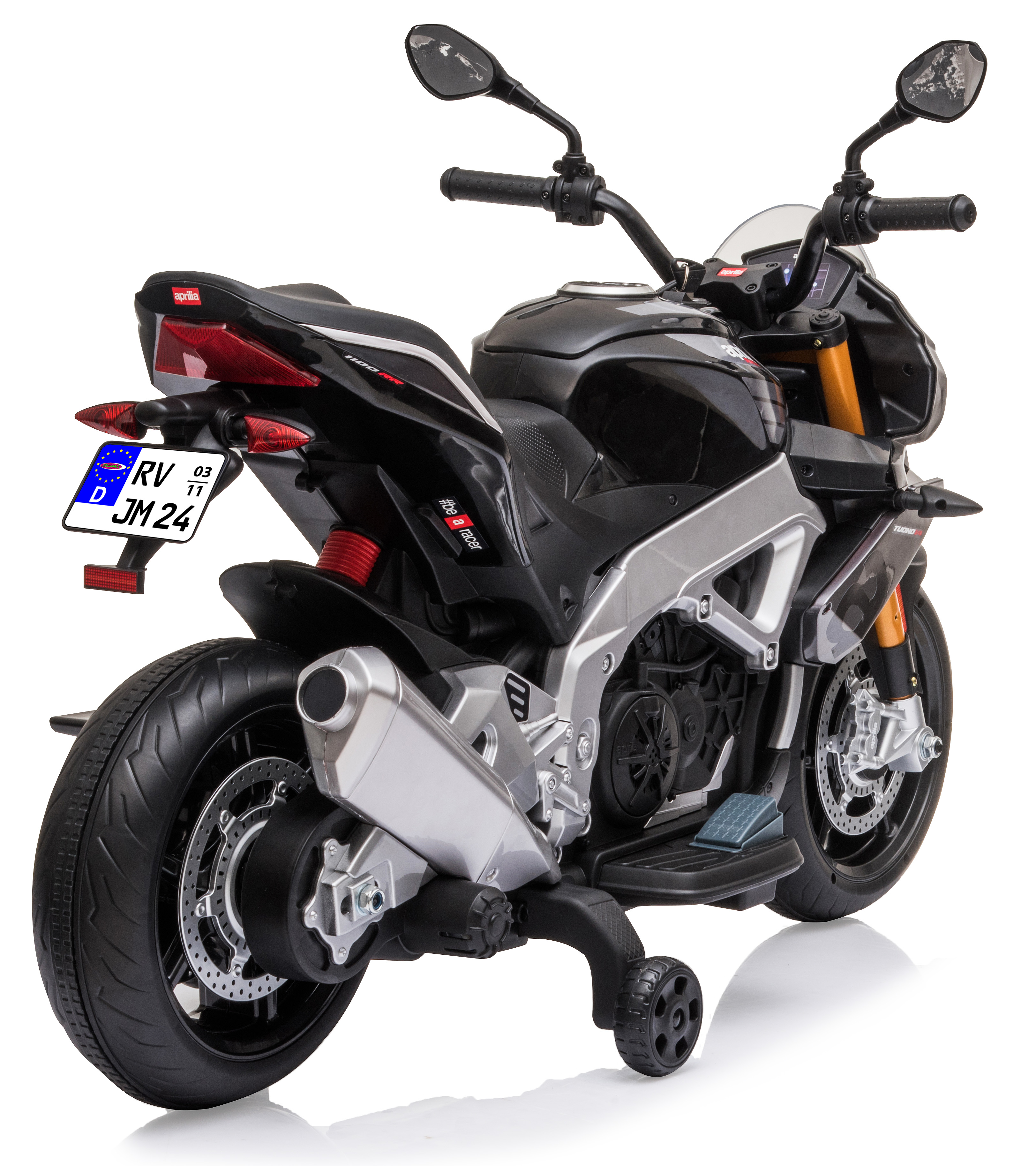 Una moto giocattolo nera e grigia su una superficie bianca. Vista posteriore, con rotelle e targa.