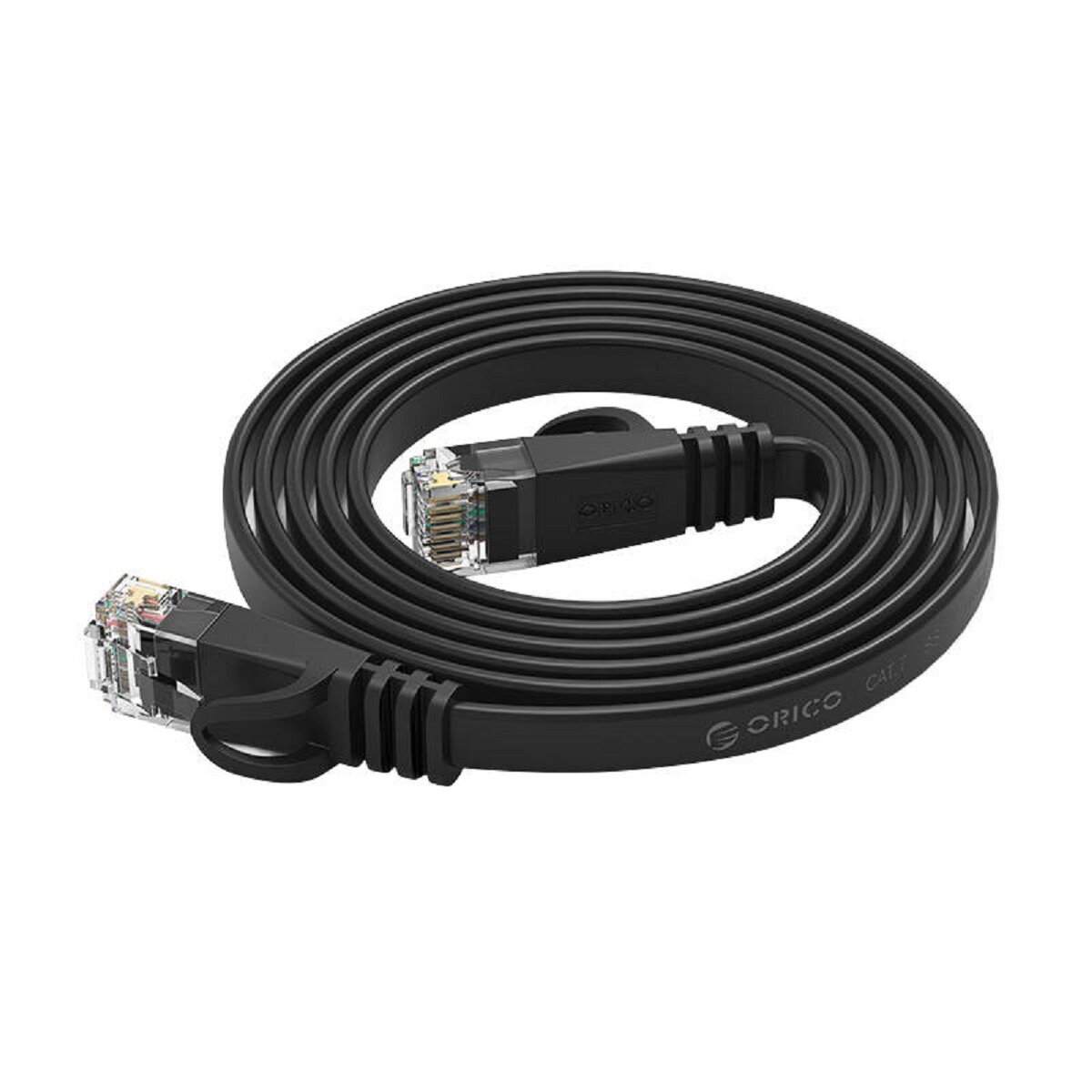 Schwarzes Ethernet-Kabel aufgerollt mit Steckern an den Enden. Weißer Hintergrund.