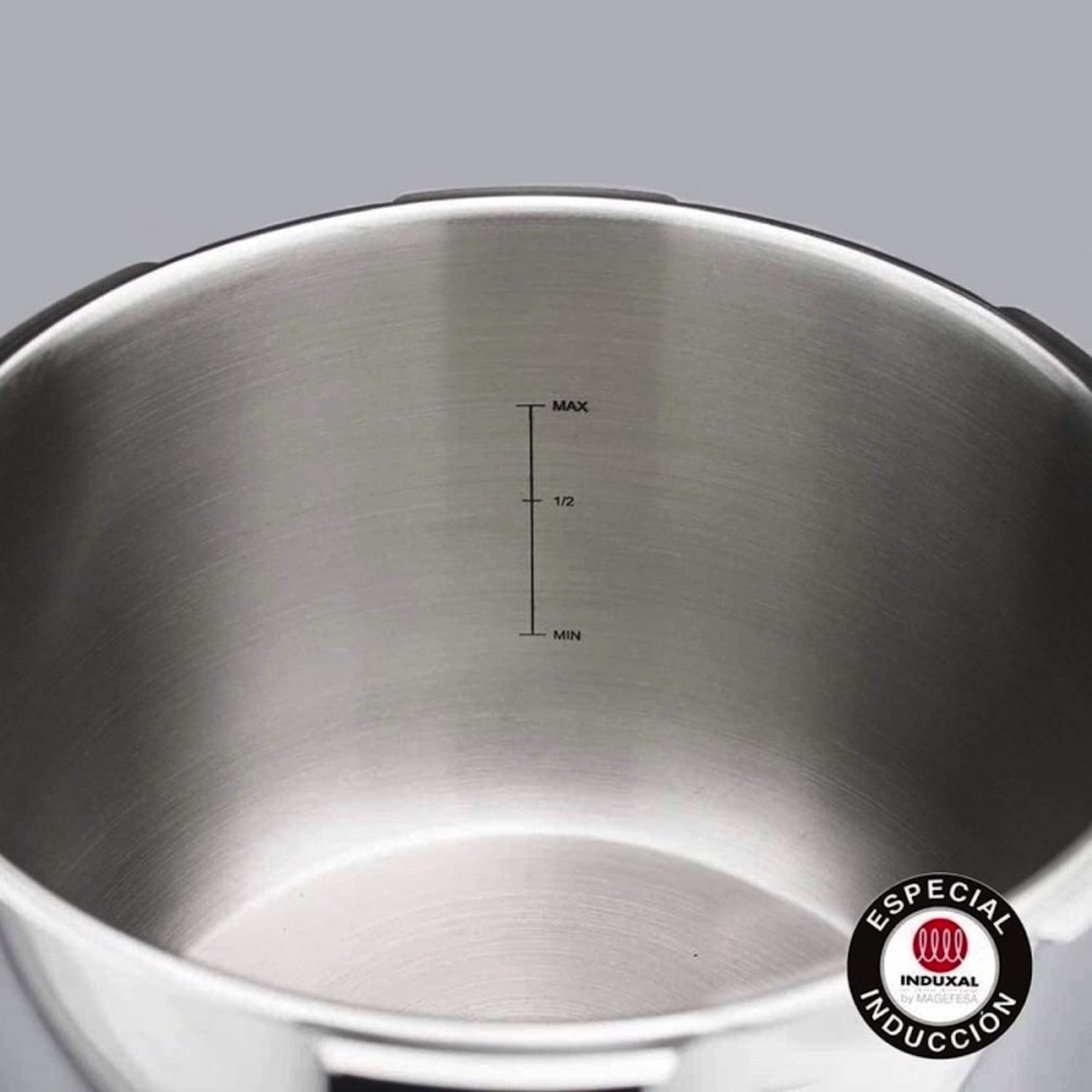 Interior de una olla a presión de acero inoxidable, con indicadores de nivel de agua mínimo, máximo y 1/2.