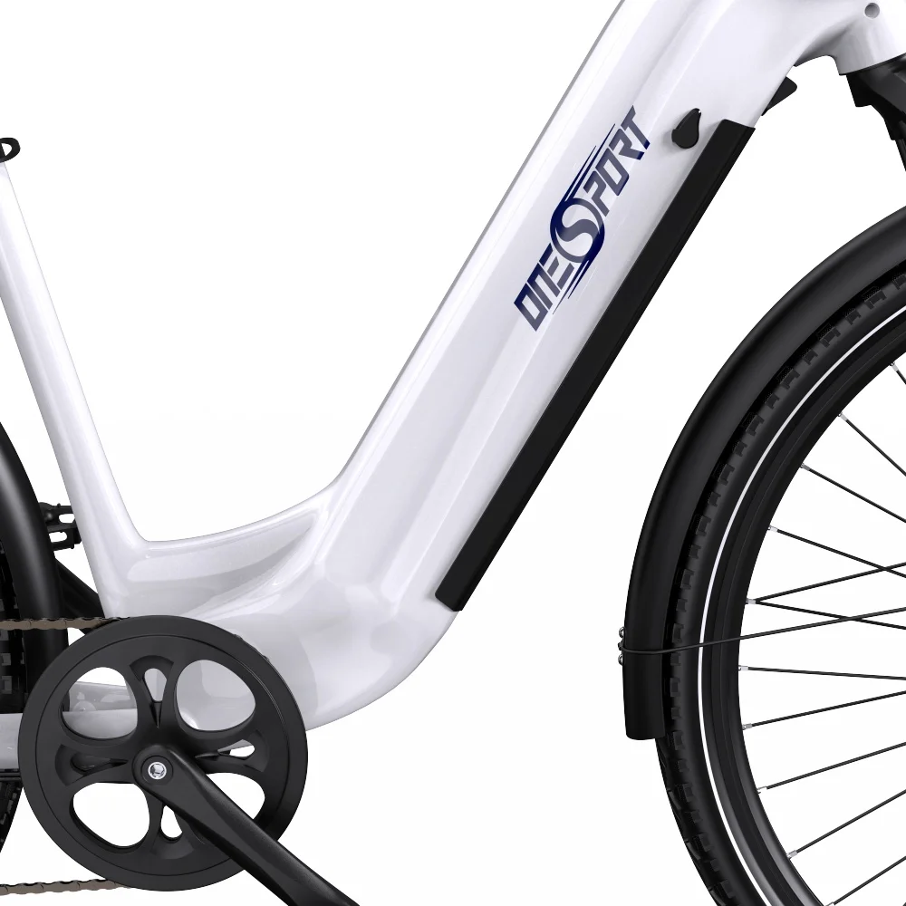 Primo piano di un telaio di e-bike bianco. Il marchio è visibile. Sono visibili anche una corona e un pedale neri.
