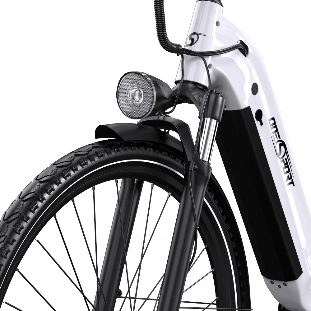 Primo piano della parte anteriore di una e-bike bianca. Faro, pneumatico nero e sospensione anteriore sono visibili.