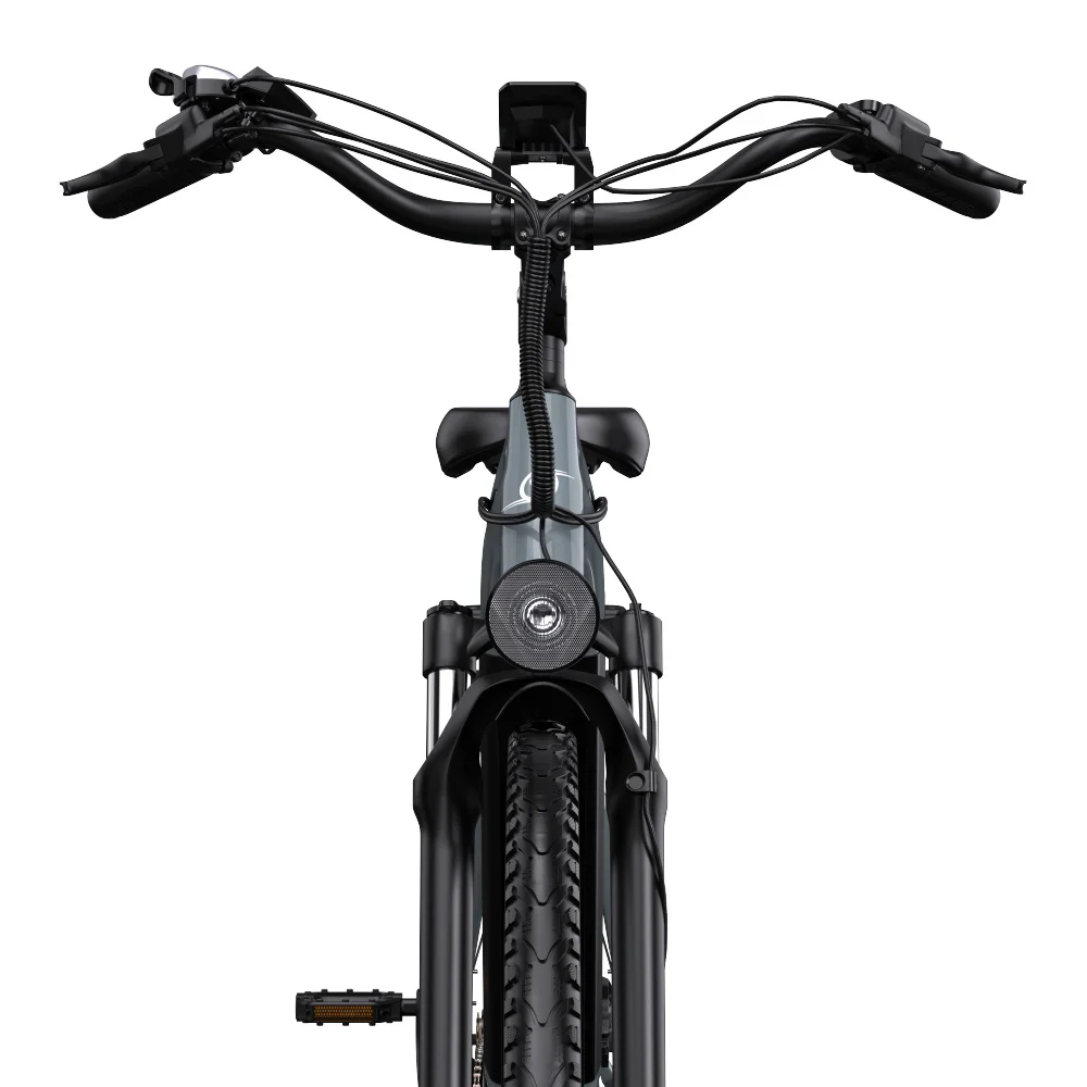 Primo piano della parte anteriore di una e-bike grigia. Manubrio, faro e sospensione anteriore sono visibili.