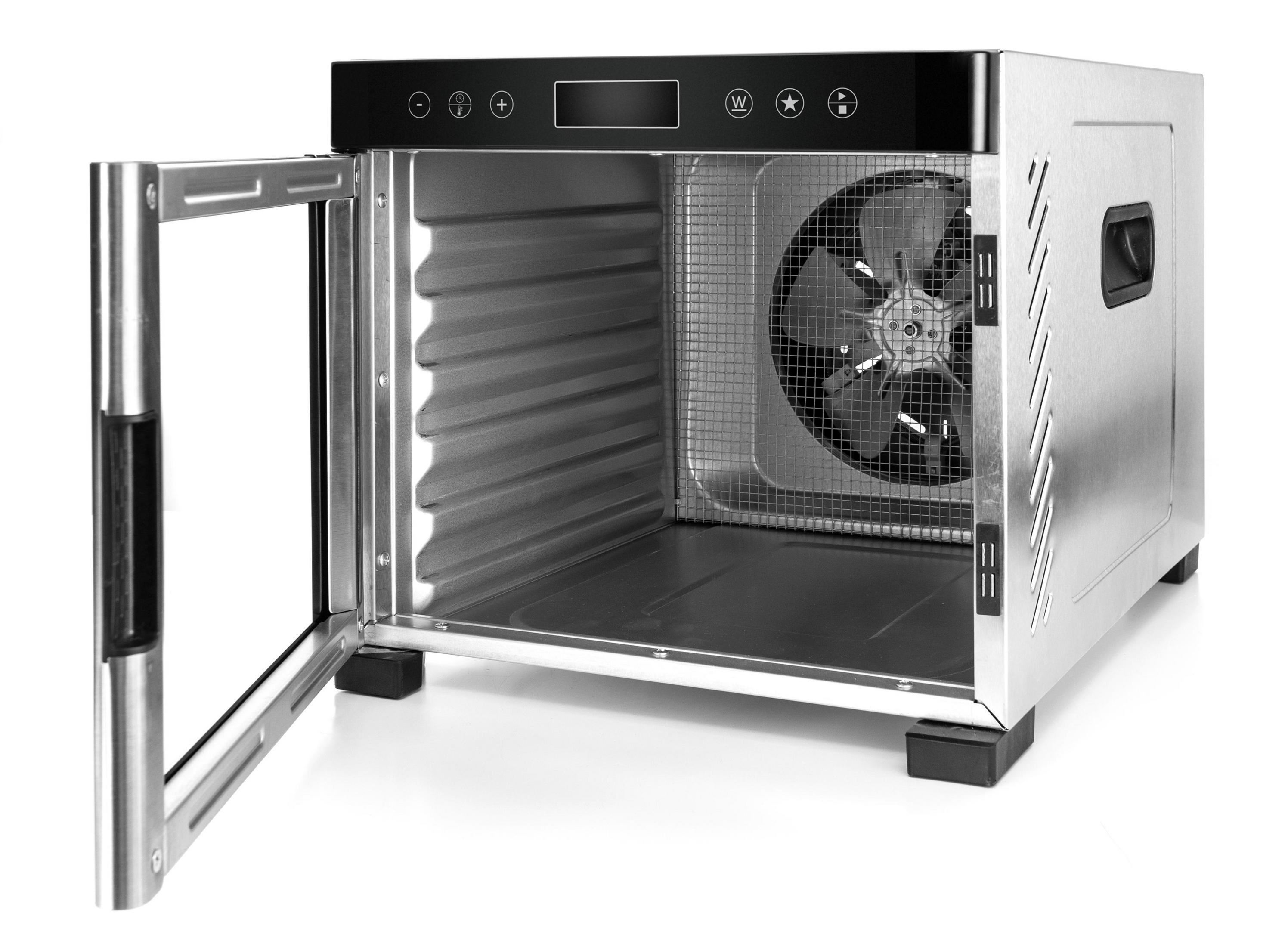 Ein Edelstahl-Lebensmitteltrockner mit geöffneter Tür. Der Innenraum hat einen Ventilator und Tabletts für Lebensmittel.