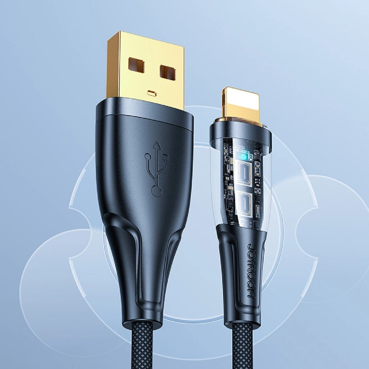 Kabel USB do Lightning ze złotym złączem i czarnym kablem. Niebieskie tło.