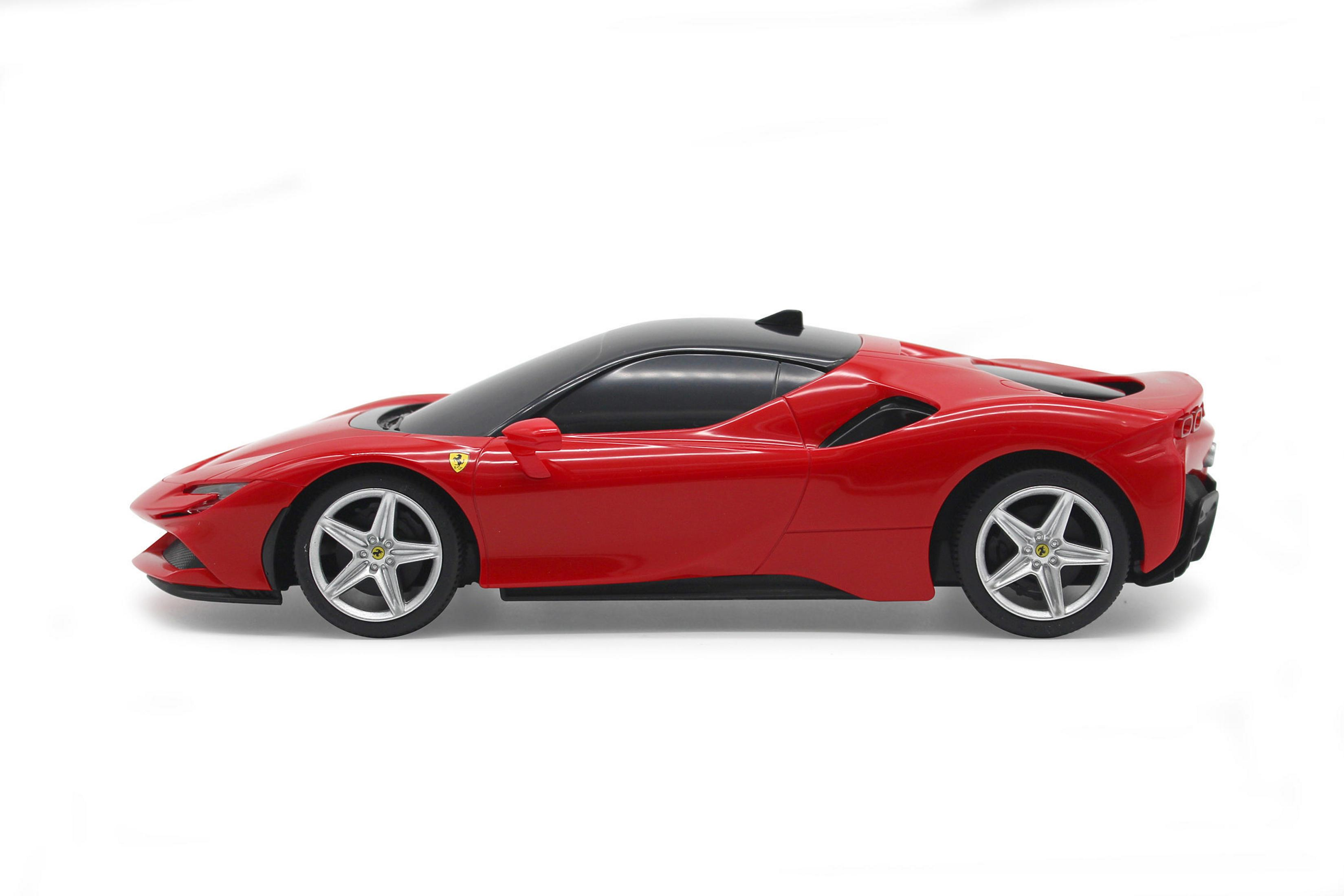 Roter Ferrari SF90 mit schwarzem Dach. Weißer Hintergrund.