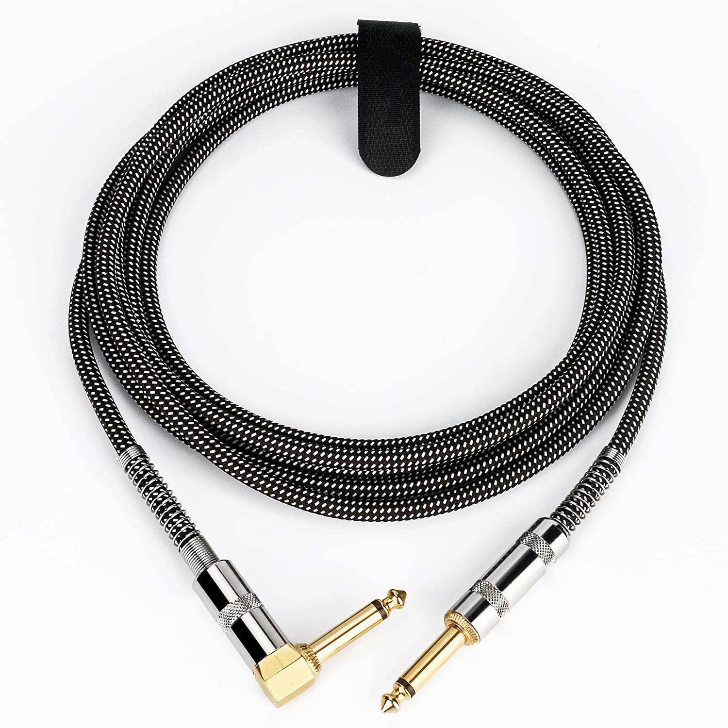 Ein Audiokabel mit vergoldeten Steckern. Das Kabel ist schwarz und weiß.