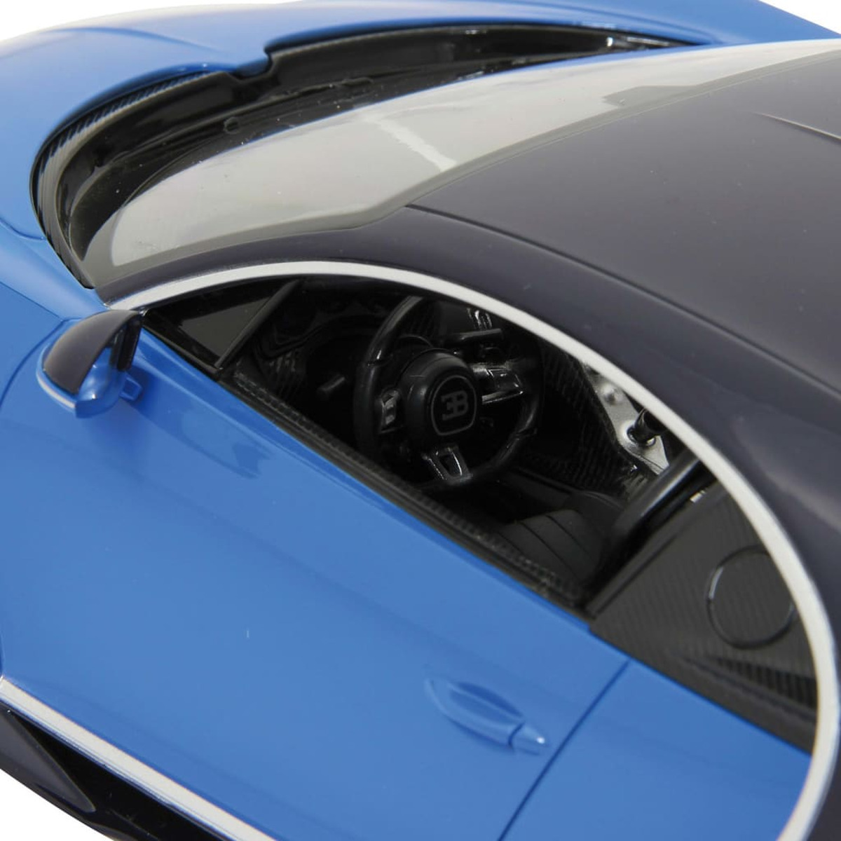 Blaues Bugatti Chiron Modellauto, Innenraum sichtbar. Lenkrad und Armaturenbrettdetails sind zu sehen.