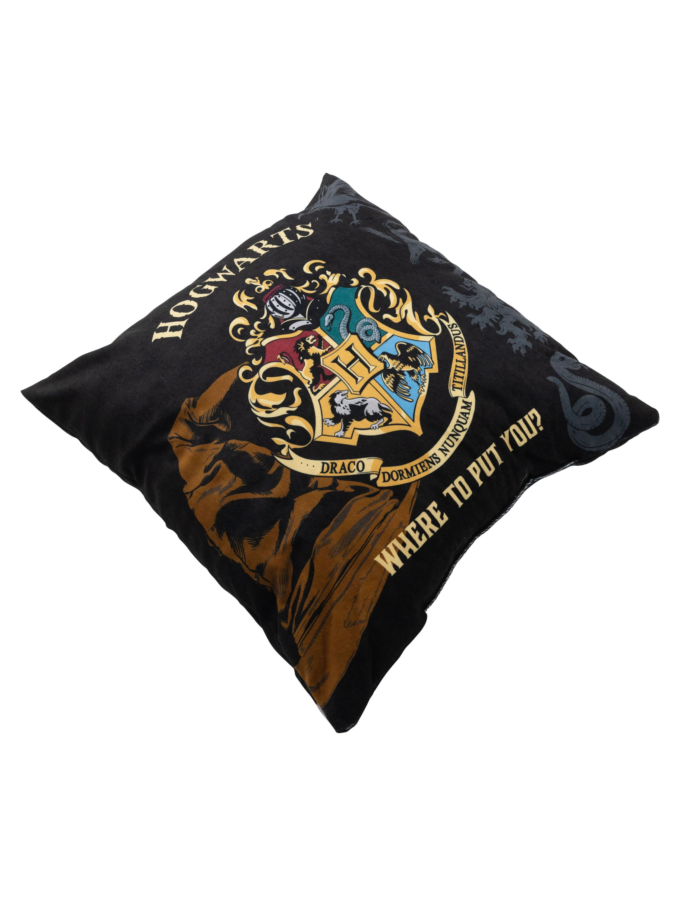 Ein quadratisches Harry-Potter-Kissen mit dem Hogwarts-Wappen und dem Text 'Where to put you?'.