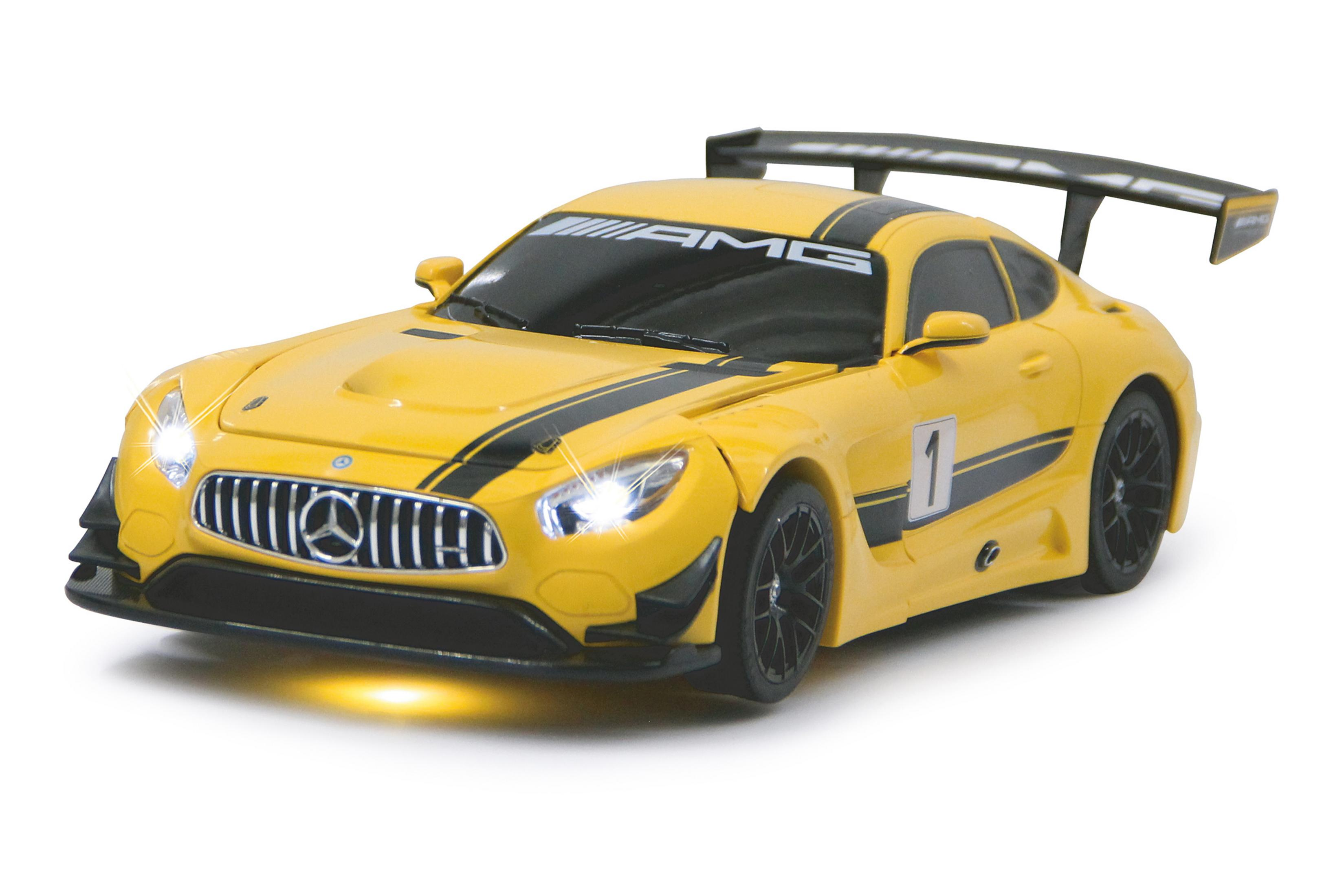 Gelbes Spielzeugauto mit schwarzen Streifen und der Nummer 1. AMG-Logo oben. Scheinwerfer sind an.