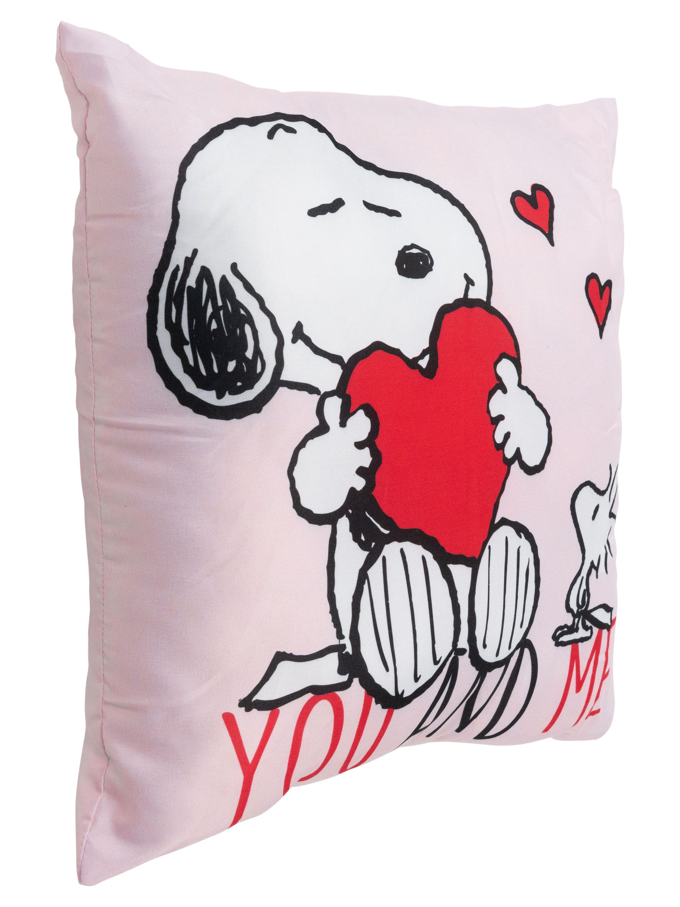 Rosa Snoopy-Kissen, das ein rotes Herz mit dem Text "You and Me" umarmt.
